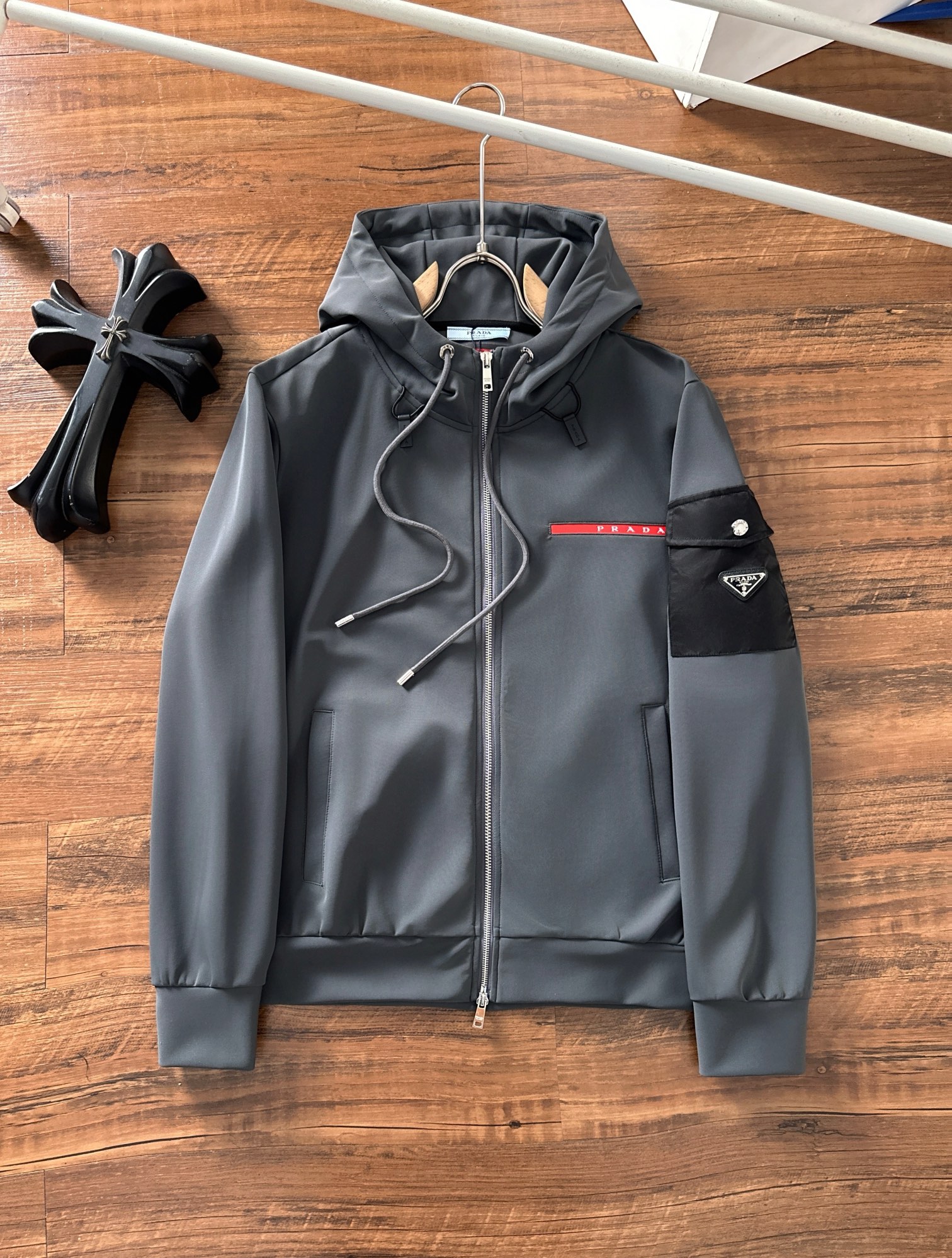 普拉达 2025秋冬新品休闲套装！明星最爱时装味休闲套装 简单大方 拼接面料设计，经典硅胶红条织带log