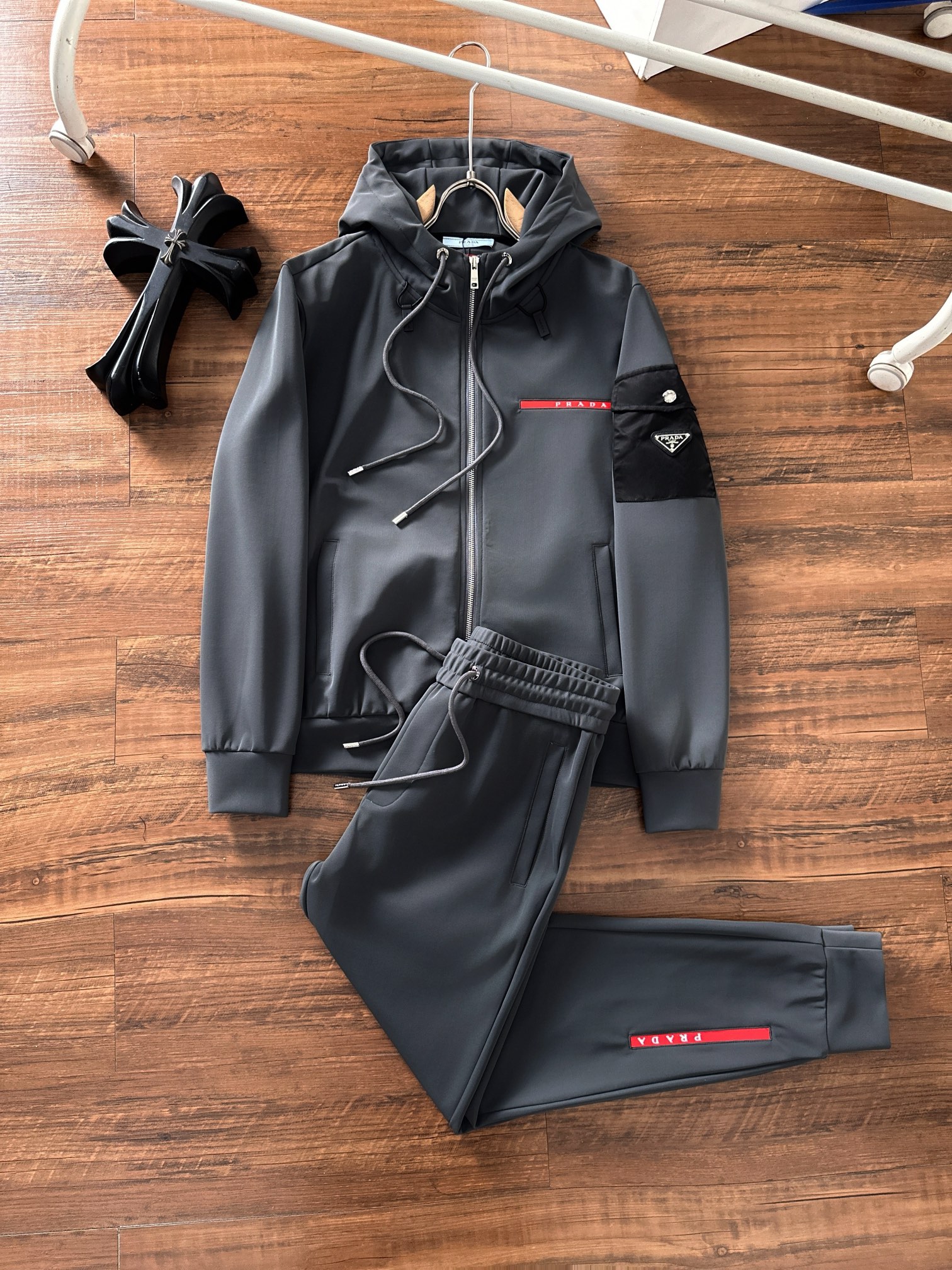 NO:644171,Prada 2025 autumn and winter new casual suits!  Celebrities’ favorite fashion casual suit, simple and elegant, spliced ​​fabric design, classic silicone red stripe webbing logo three-dimensional embroidery technology!  Clean and neat tailoring, full of urban style. Exclusive top-grade customized fabrics are available. It feels soft and dry, and the upper body effect is crisp and stylish. The three-dimensional cutting technology and the version are of high standards and suitable for the benefits!  It is not tight at all, and you feel good when you put it on. With so many top-quality raw materials, it creates a high-end product with unparalleled value. It is the first choice for high-end fashion people with complete three standards, and the upper body effect is super good-looking!  Size M L XL XXL XXXL,,prada,alexander wang19860909普拉达 2025秋冬新品休闲套装！明星最爱时装味休闲套装 简单大方 拼接面料设计,经典硅胶红条织带logo立体绣工艺！干净利落剪裁 都市风十足 可供独家顶级定制面料,手感软糯干爽,上身效果挺括有型.立体裁剪工艺,版型上都是高标准,恰当好处的廓型版！又恰恰不紧绷,穿上心情就好,如此众多的顶级原料,打造出价值感无与伦比的高端产品,三标齐全高端潮流时尚人士首选,上身效果超级好看！ 码数M L XL XXL XXXL,,prada,alexander wang,Men's clothing