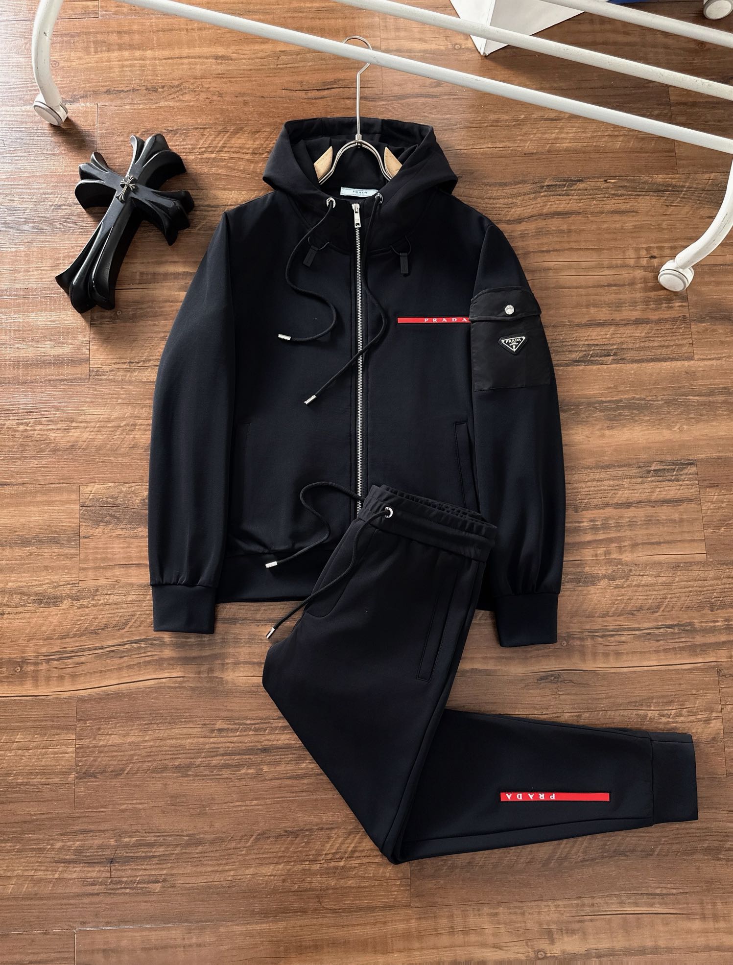 NO:644170,Prada 2025 autumn and winter new casual suits!  Celebrities’ favorite fashion casual suit, simple and elegant, spliced ​​fabric design, classic silicone red stripe webbing logo three-dimensional embroidery technology!  Clean and neat tailoring, full of urban style. Exclusive top-grade customized fabrics are available. It feels soft and dry, and the upper body effect is crisp and stylish. The three-dimensional cutting technology and the version are of high standards and suitable for the benefits!  It is not tight at all, and you feel good when you put it on. With so many top-quality raw materials, it creates a high-end product with unparalleled value. It is the first choice for high-end fashion people with complete three standards, and the upper body effect is super good-looking!  Color: Black Size M L XL XXL XXXL, prada, alexander wang19860909普拉达 2025秋冬新品休闲套装！明星最爱时装味休闲套装 简单大方 拼接面料设计,经典硅胶红条织带logo立体绣工艺！干净利落剪裁 都市风十足 可供独家顶级定制面料,手感软糯干爽,上身效果挺括有型.立体裁剪工艺,版型上都是高标准,恰当好处的廓型版！又恰恰不紧绷,穿上心情就好,如此众多的顶级原料,打造出价值感无与伦比的高端产品,三标齐全高端潮流时尚人士首选,上身效果超级好看！ 颜色: 黑色  码数M L XL XXL XXXL,,prada,alexander wang,Men's clothing