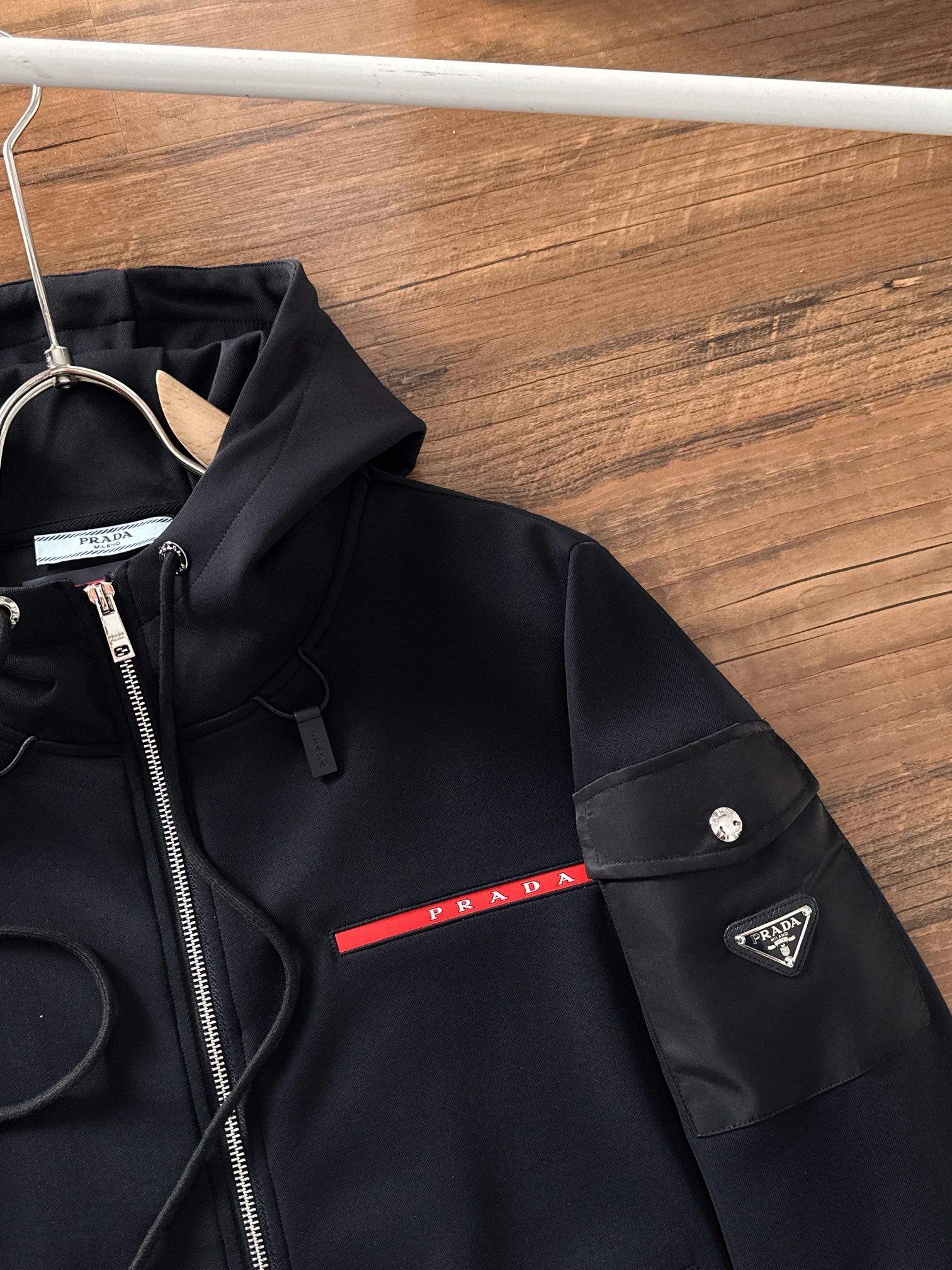 普拉达 2025秋冬新品休闲套装！明星最爱时装味休闲套装 简单大方 拼接面料设计，经典硅胶红条织带log