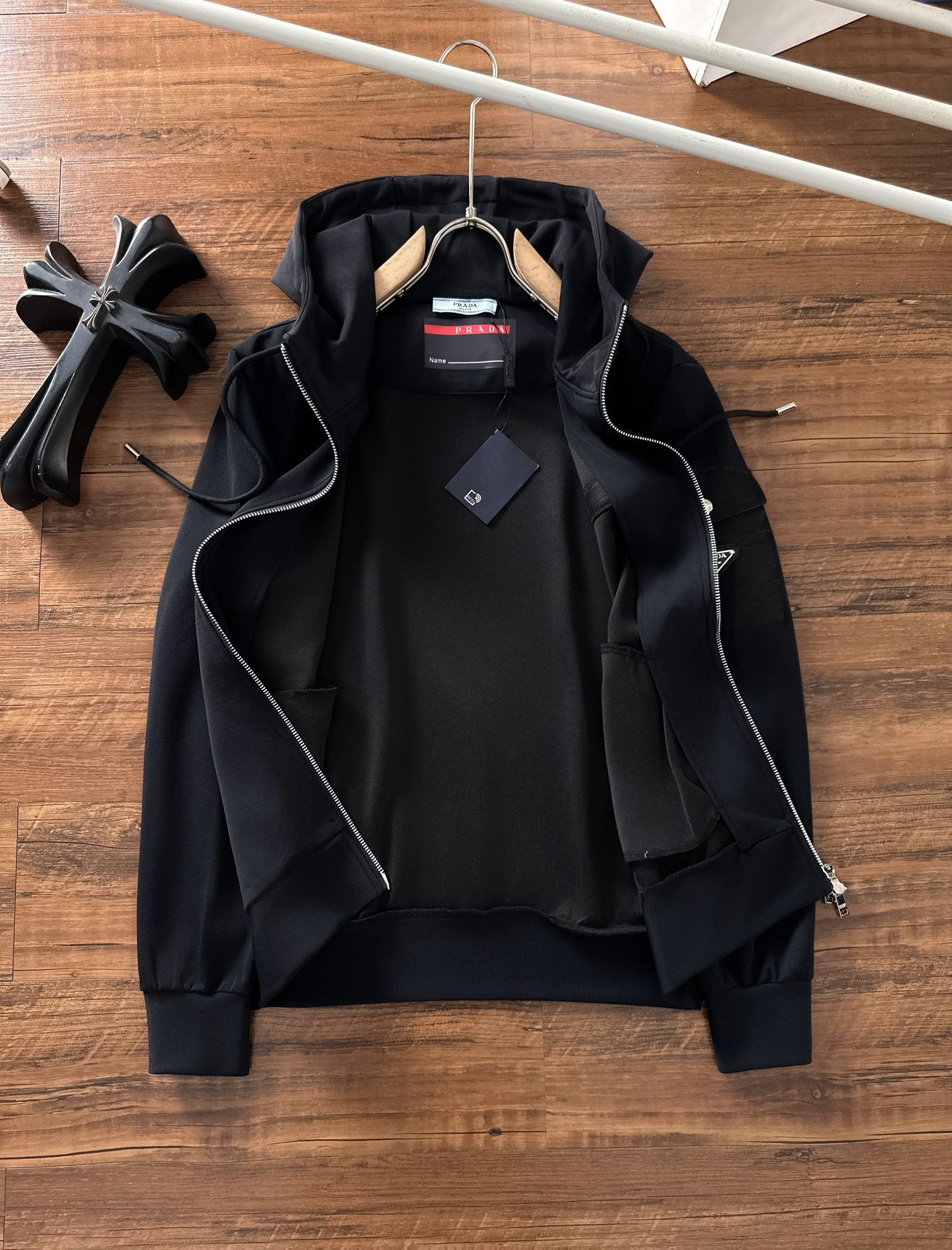 普拉达 2025秋冬新品休闲套装！明星最爱时装味休闲套装 简单大方 拼接面料设计，经典硅胶红条织带log