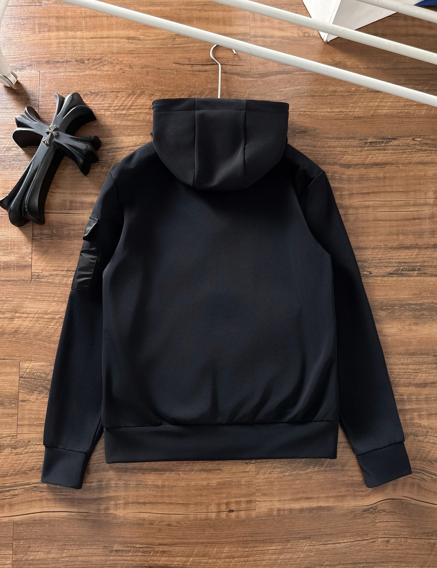 普拉达 2025秋冬新品休闲套装！明星最爱时装味休闲套装 简单大方 拼接面料设计，经典硅胶红条织带log