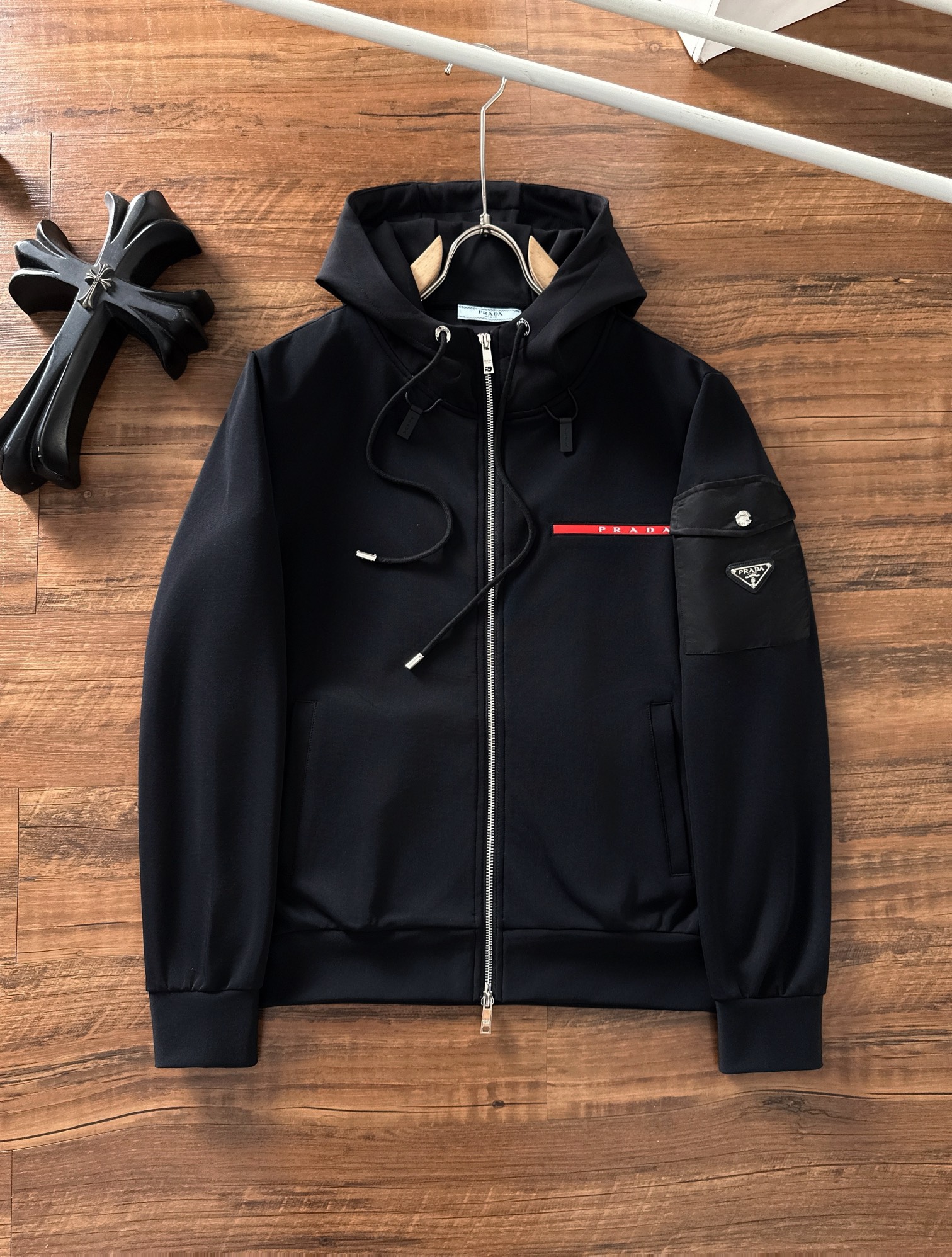 普拉达 2025秋冬新品休闲套装！明星最爱时装味休闲套装 简单大方 拼接面料设计，经典硅胶红条织带log