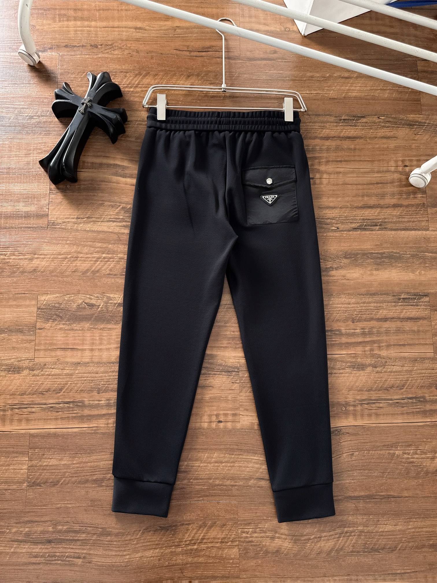 普拉达 2025秋冬新品休闲套装！明星最爱时装味休闲套装 简单大方 拼接面料设计，经典硅胶红条织带log