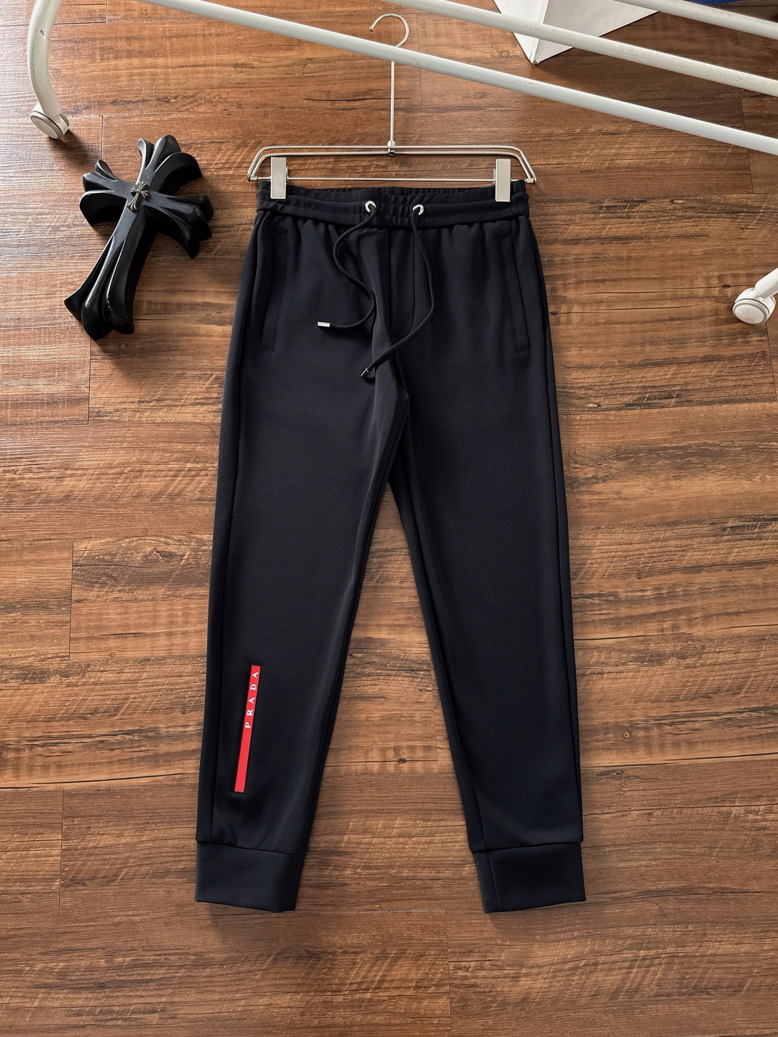 普拉达 2025秋冬新品休闲套装！明星最爱时装味休闲套装 简单大方 拼接面料设计，经典硅胶红条织带log