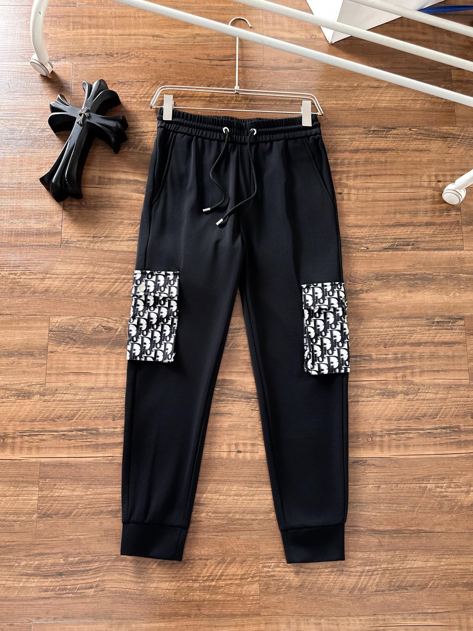 NO:136763,Dior's latest casual pants counter top replica 1:1, full quality!  A must-have item for trendy people!  Old iron who knows the goods quickly starts the size. M-3XL, dior, alexander wang19860909迪奥 最新休闲裤专柜1:1顶级复刻,全品相！潮人必备单品！懂货的老铁赶紧下手 尺码.M-3XL,,dior,alexander wang,Men's clothing