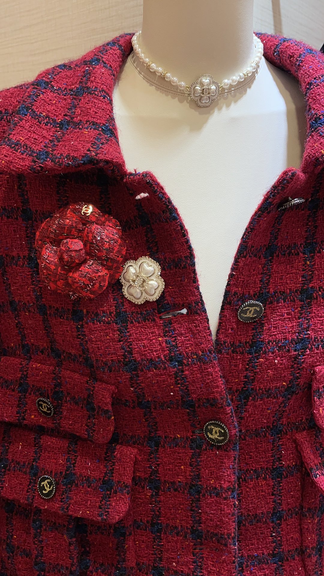 NO:101993,24A new white love four-leaf clover full diamond double C light gold brooch Lucky four-leaf clover made of four white love hearts Good luck wearing pearlescent x thin flash gentle and romantic. Recommend to easily grasp the temperament of a rich family, Chanel brooch, chanel, brooch, breastpin1986090924A新款白色爱心四叶草满钻双C浅金色胸针 四颗白色爱心组成的幸运四叶草 戴来好运 珠光x细闪温柔又浪漫 推荐入手轻松拿捏富家千金气质,香奈儿胸针,chanel,brooch，breastpin,Jewelry