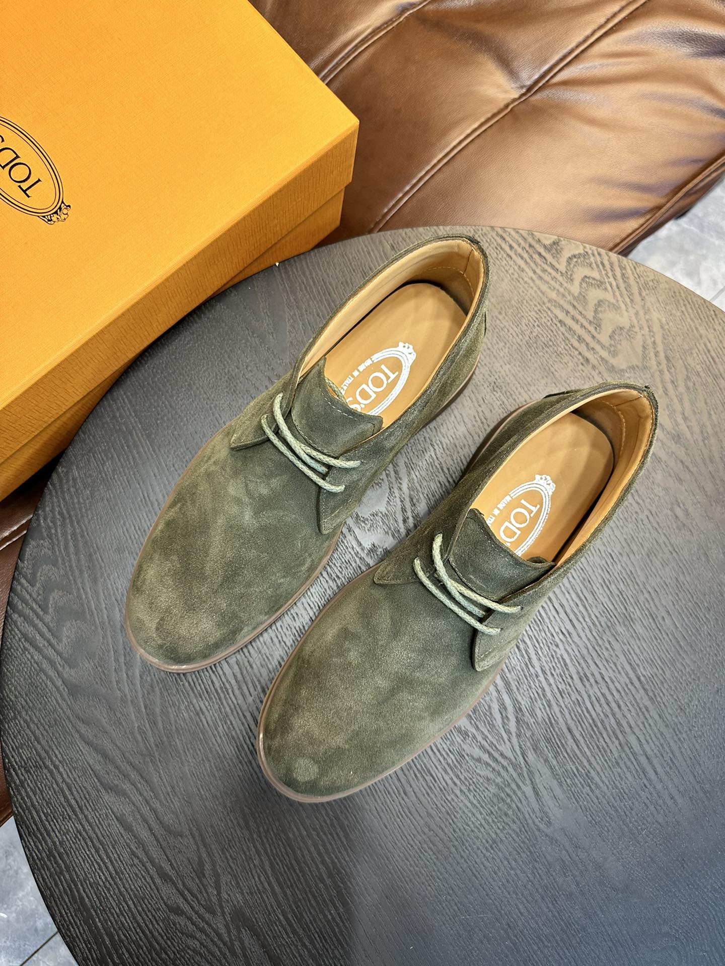 NO:555494,TODS high-top casual loafers｜Material imported cow suede｜Inner foot pads water-dyed cowhide｜Inset rubber pebble soles are soft and comfortable on the feet｜Lightweight, highly elastic, non-slip and wear-resistant, this model is one size larger. Size38-45,,Tod's,loafers,cowhide19860909TODS 高帮休闲乐福鞋｜面料进口牛反绒｜内里垫脚水染牛皮｜嵌边橡胶豆豆鞋底柔软脚感舒适｜轻便高弹防滑耐磨,此款偏大一码. Size38-45,,Tod's,loafers,cowhide,Men's shoes