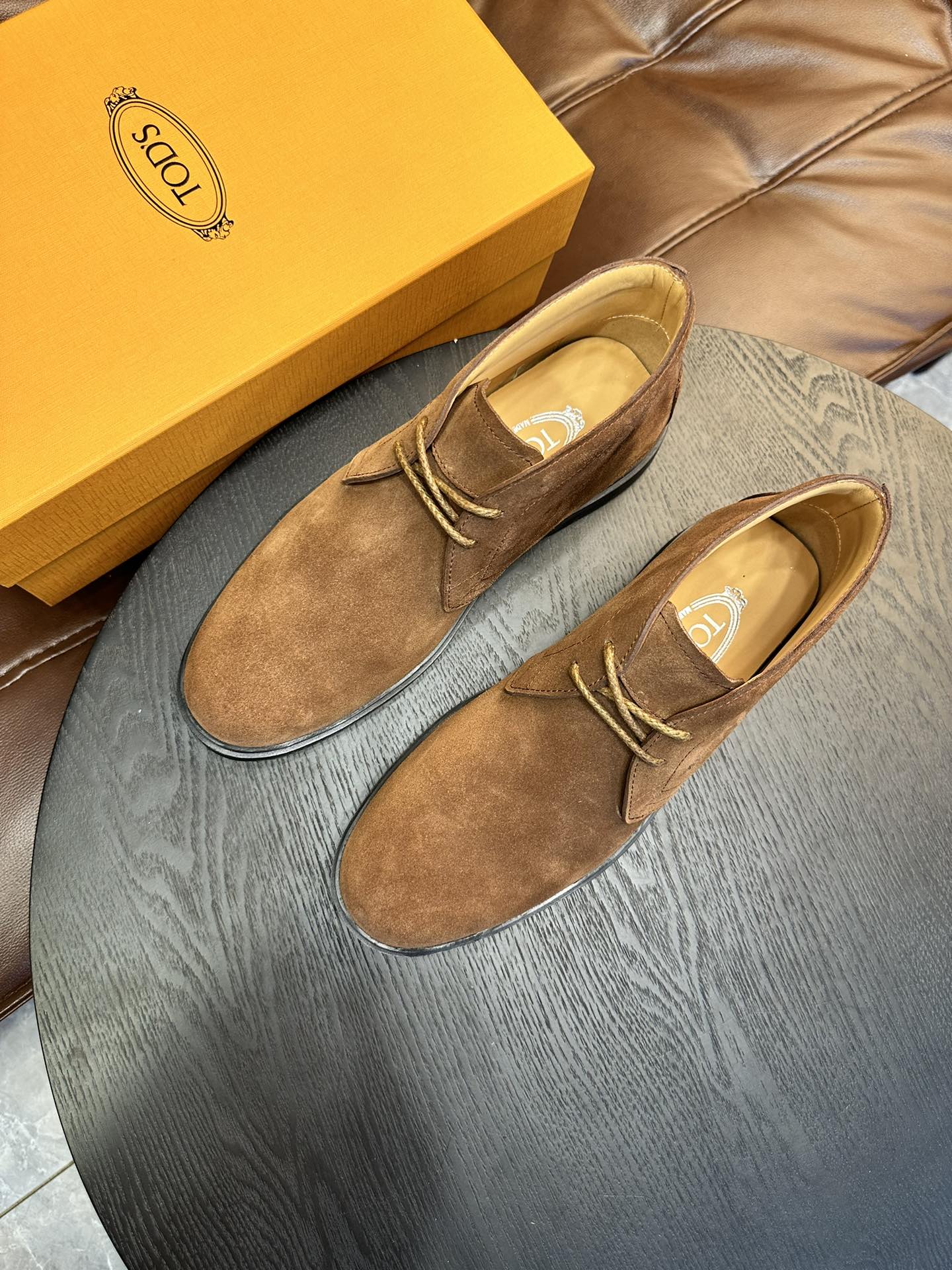 NO:555503,TODS high-top casual loafers｜Material imported cow suede｜Inner foot pads water-dyed cowhide｜Inset rubber pebble soles are soft and comfortable｜Lightweight, highly elastic, non-slip and wear-resistant, this model is one size larger Size38-45,,Tod's,loafers,cowhide19860909TODS 高帮休闲乐福鞋｜面料进口牛反绒｜内里垫脚水染牛皮｜嵌边橡胶豆豆鞋底柔软脚感舒适｜轻便高弹防滑耐磨,此款偏大一码 Size38-45,,Tod's,loafers,cowhide,Men's shoes