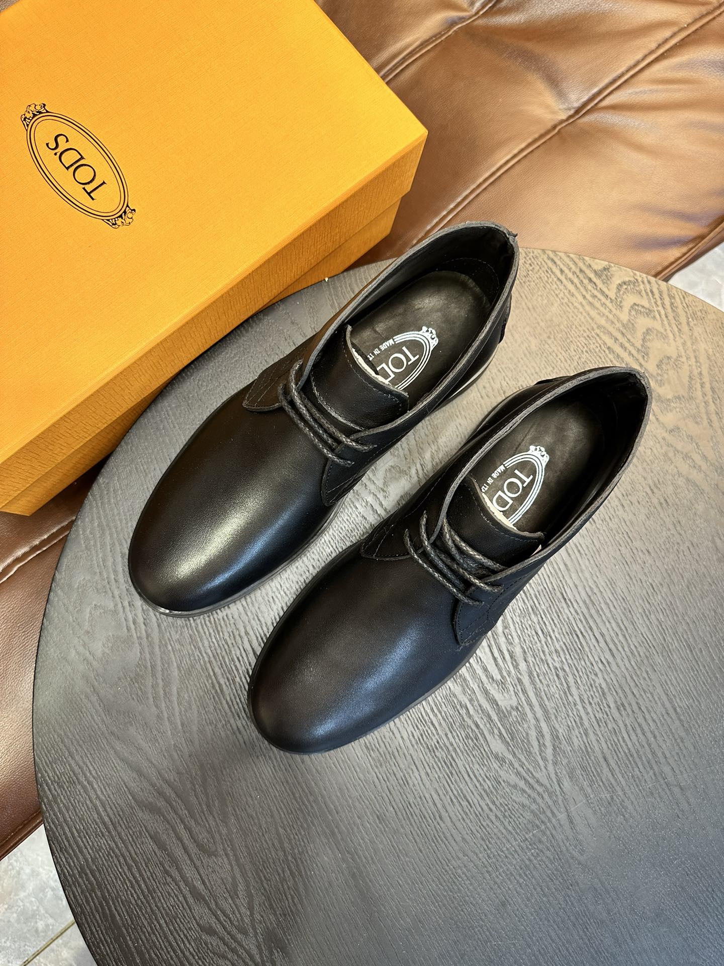 NO:555512,TODS high-top casual loafers｜Material imported cow suede｜Inner foot pads water-dyed cowhide｜Inset rubber pebble soles are soft and comfortable on the feet｜Lightweight, highly elastic, non-slip and wear-resistant, this model is one size larger Size=38-45,,Tod's,loafers,cowhide19860909TODS 高帮休闲乐福鞋｜面料进口牛反绒｜内里垫脚水染牛皮｜嵌边橡胶豆豆鞋底柔软脚感舒适｜轻便高弹防滑耐磨,此款偏大了一码 Size=38-45,,Tod's,loafers,cowhide,Men's shoes