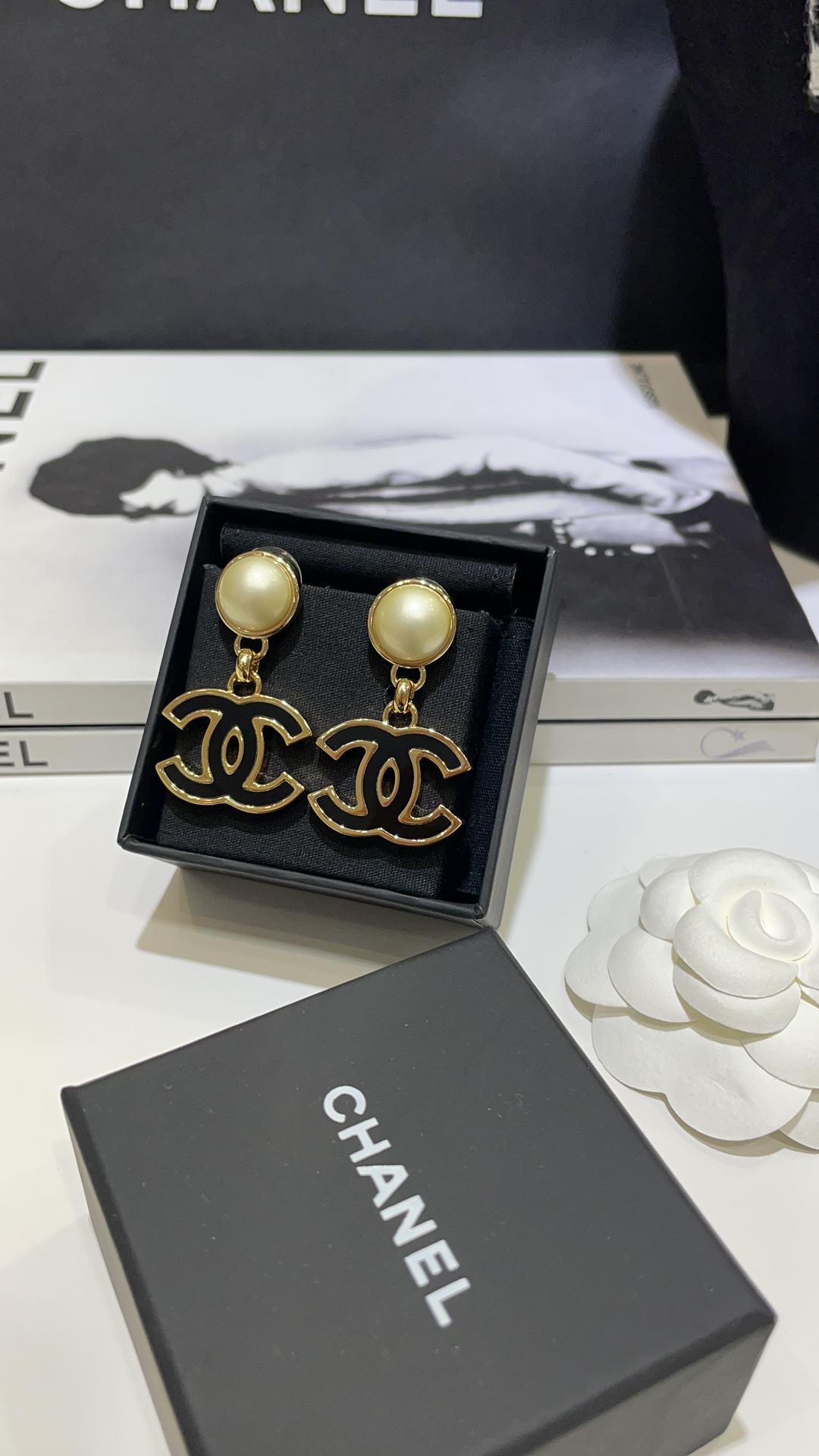 NO:101989,24B new retro black enamel gold edge double C pendant pearl earrings. Black enamel with gold edges is so outstanding. It is durable and elegant. It can be used in all styles. You won’t regret blindly choosing. Chanel earrings, chanel, earrings1986090924B新款复古黑色珐琅金边双C吊坠珍珠耳环 黑色珐琅搭配金边太出挑了 耐看又气质 各种风格都能驾驭 盲选都不会后悔,香奈儿耳钉,chanel,earrings,Jewelry