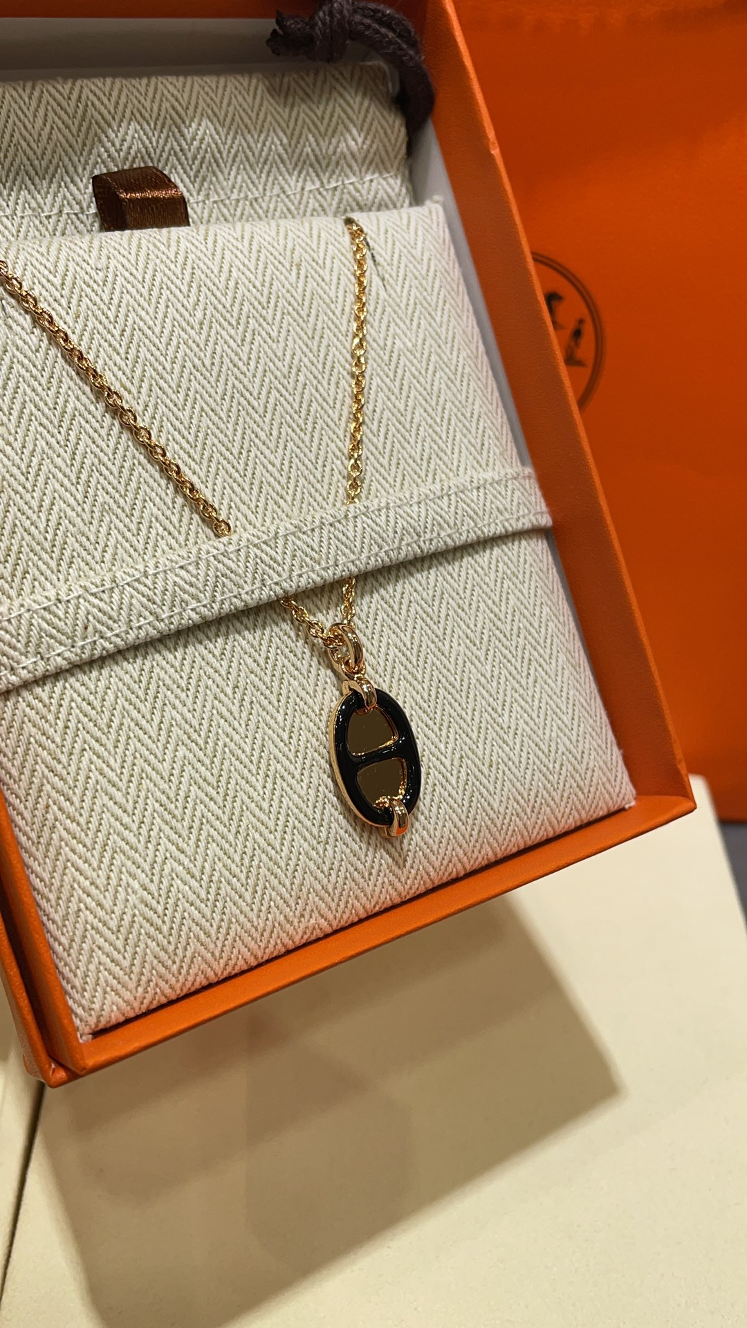 NO:632048,88260, New product purchase today yb New black enamel1986090988260,今日新品购入yb 新款黑色珐琅x玫瑰金色 Mini Maillon系列猪鼻子项链 经典珐琅镜面猪鼻子 极简主义永不过时 搭配TO扣日常佩戴很方便 休闲又贵气 铜吊坠+s纯银链条 cnc工艺,,necklace,pure silver,卡迪亚高端饰品,Jewelry