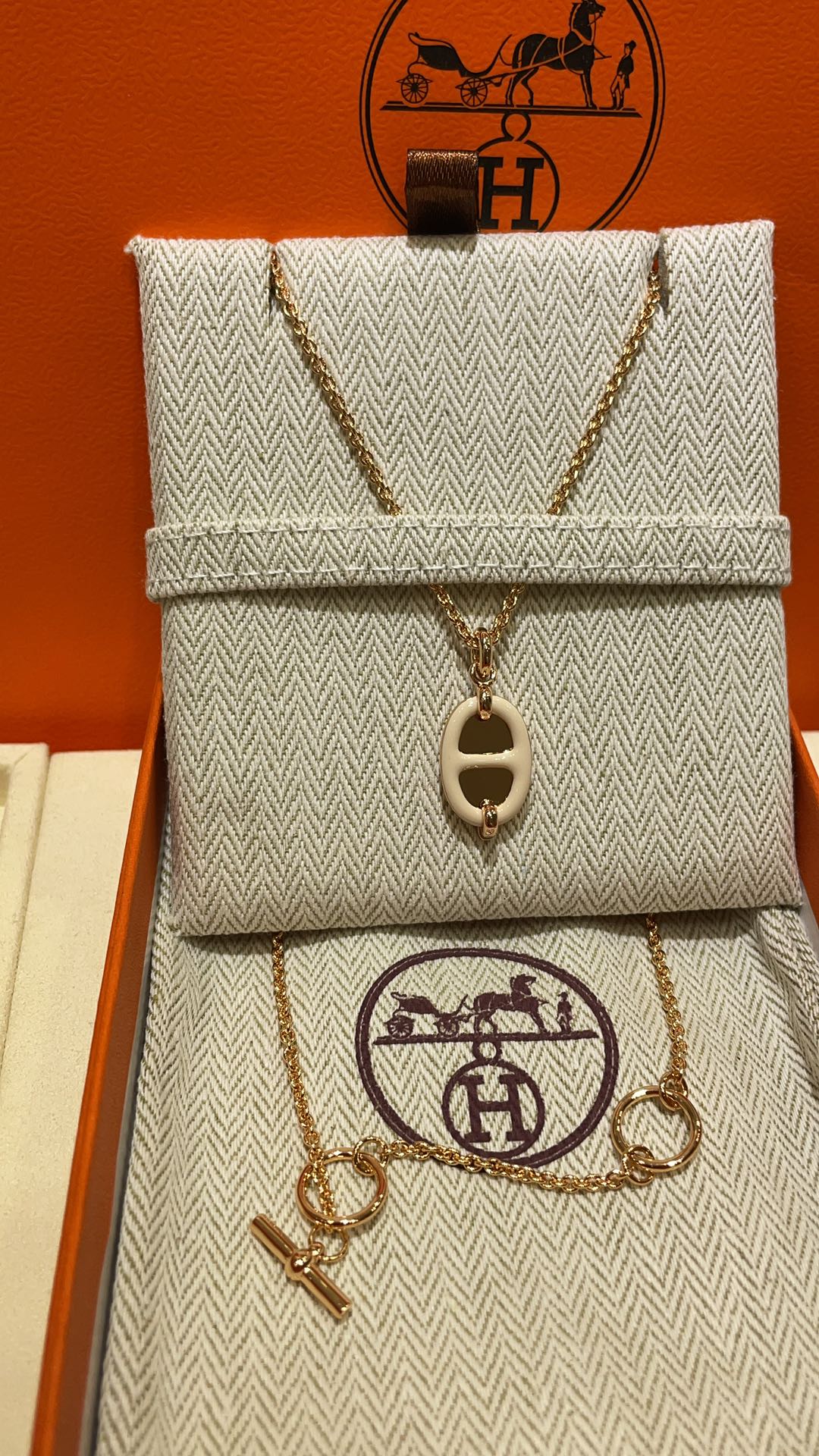 NO:632050,88260, New product purchase today yb Cream white enamel1986090988260,今日新品购入yb 奶油白色珐琅x玫瑰金色 新款Mini Maillon系列猪鼻子项链 经典珐琅镜面猪鼻子 极简主义永不过时 搭配TO扣日常佩戴很方便 休闲又贵气 铜吊坠+s纯银链条 cnc工艺,,necklace,pure silver,卡迪亚高端饰品,Jewelry