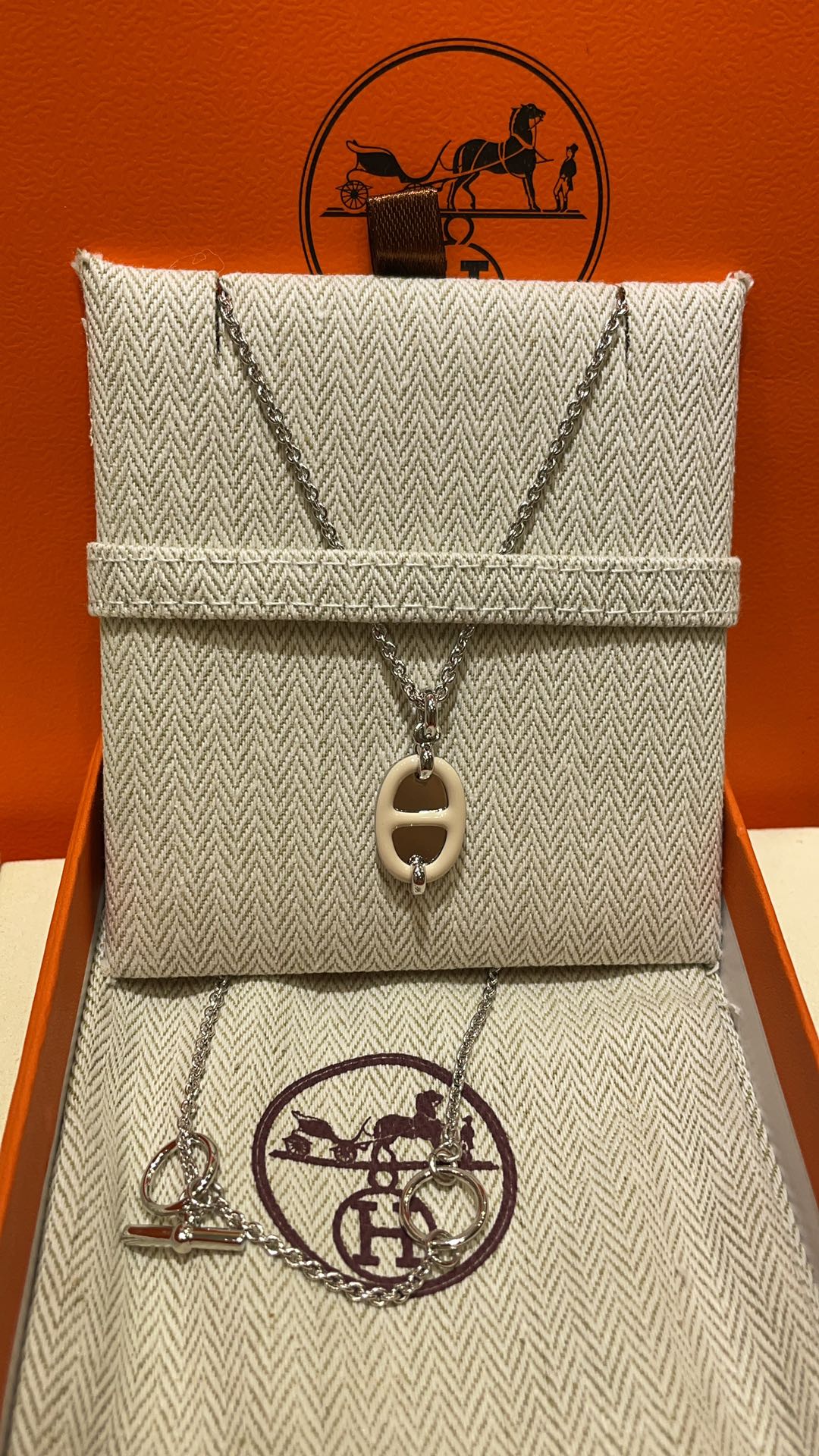 NO:632053,88260, New product purchase today yb Cream white enamel1986090988260,今日新品购入yb 奶油白色珐琅x银色 新款Mini Maillon系列猪鼻子项链 经典珐琅镜面猪鼻子 极简主义永不过时 搭配TO扣日常佩戴很方便 休闲又贵气 铜吊坠+s纯银链条 cnc工艺,,necklace,pure silver,卡迪亚高端饰品,Jewelry