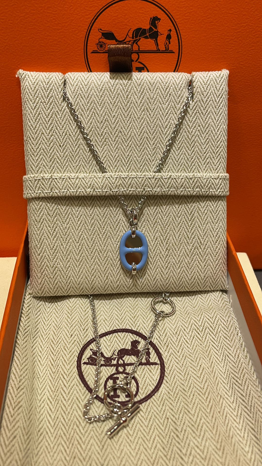 NO:632059,88260, New product purchase today yb Lille blue enamel1986090988260,今日新品购入yb 里尔蓝色珐琅x银色 新款Mini Maillon系列猪鼻子项链 经典珐琅镜面猪鼻子 极简主义永不过时 搭配TO扣日常佩戴很方便 休闲又贵气 铜吊坠+s纯银链条 cnc工艺,,necklace,pure silver,卡迪亚高端饰品,Jewelry