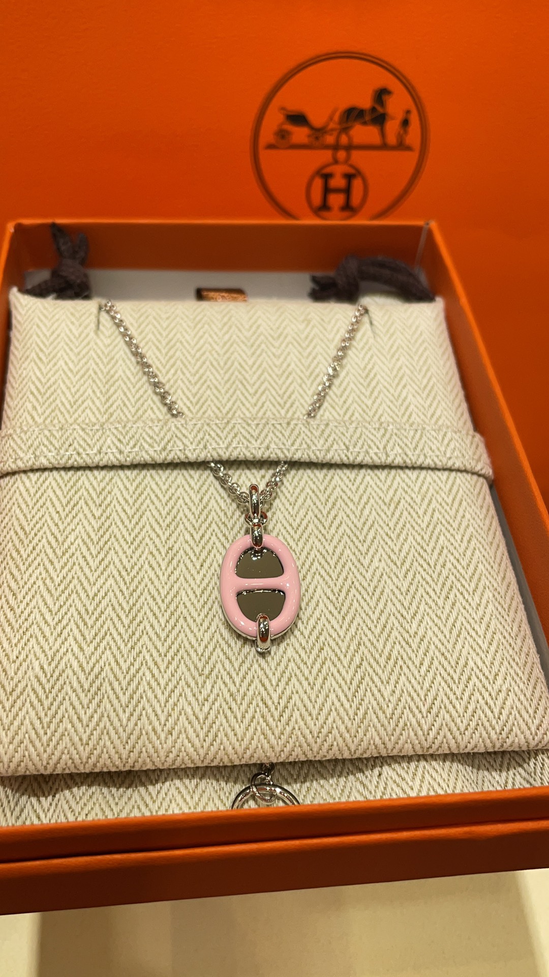 NO:632062,88260, New product purchase from yb today Pink enamel1986090988260,今日新品购入yb 粉色珐琅x银色 新款Mini Maillon系列猪鼻子项链 经典珐琅镜面猪鼻子 极简主义永不过时 搭配TO扣日常佩戴很方便 休闲又贵气 铜吊坠+s纯银链条 cnc工艺 购入yb开发,,necklace,pure silver,卡迪亚高端饰品,Jewelry