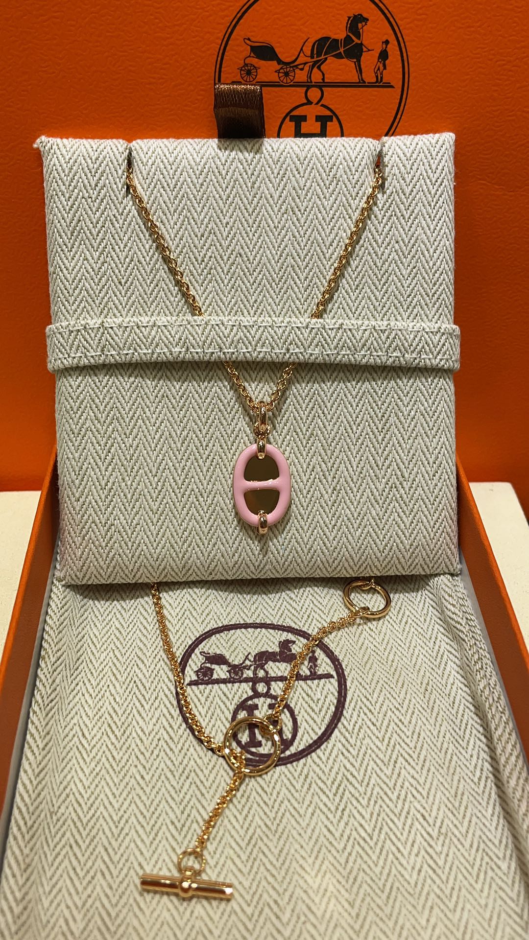 NO:632065,88260, New product purchase today yb Pink enamel1986090988260,今日新品购入yb 粉色珐琅x玫瑰金色 新款Mini Maillon系列猪鼻子项链 经典珐琅镜面猪鼻子 极简主义永不过时 搭配TO扣日常佩戴很方便 休闲又贵气 铜吊坠+s纯银链条 cnc工艺,,necklace,pure silver,卡迪亚高端饰品,Jewelry