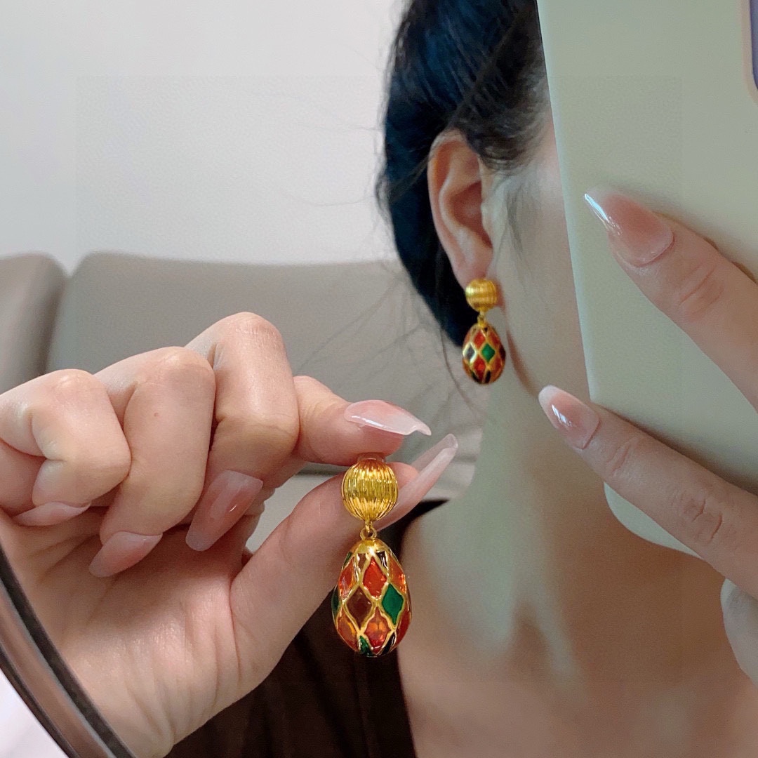 NO:107449,New niche ins style, color retro high-end earrings, color fried chicken with good looks, medium style, heavy feeling, this earring is really super beautiful, simple design, but good wearing effect, even the small earlobe like me is very okzp brass material, the upper ear is super elegant, the jewelry is boutique, earrings19860909新款小众ins风琉璃彩色复古高级耳钉颜色炒鸡好看中古款、厚重感十足这款耳环真的超级美看着设计简单但是佩戴效果好看到爆就连我这种小耳垂的也很okzp黄铜材质 上耳超气质优雅,饰品精品,earrings,Jewelry