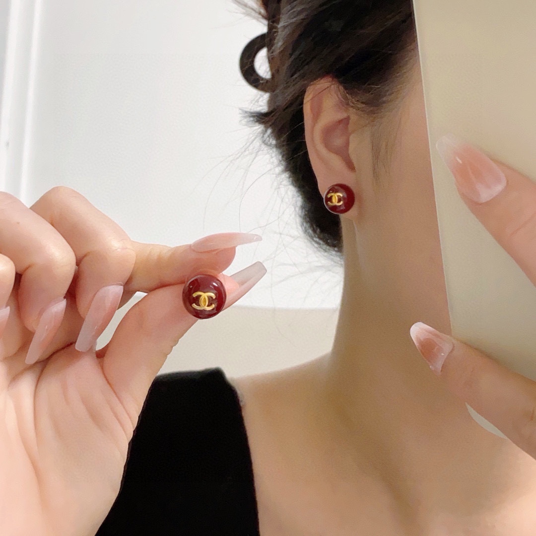 NO:107455,New high-end Chanel, Xiaoxiang Double C Simple New Year Red Big Red Pearl Small Earrings, This earring is really super beautiful, simple to look at, but the wearing effect is good, even the small earlobe like me is very okzp ears are super elegant and suitable for all occasions, jewelry quality, chanel, earrings19860909新款上市高端Chanel 小香双C简约新年红大红珍珠小耳钉这款耳环真的超级美看着设计简单但是佩戴效果好看到爆就连我这种小耳垂的也很okzp上耳超气质优雅适合各种场合,饰品精品,chanel,earrings,Jewelry