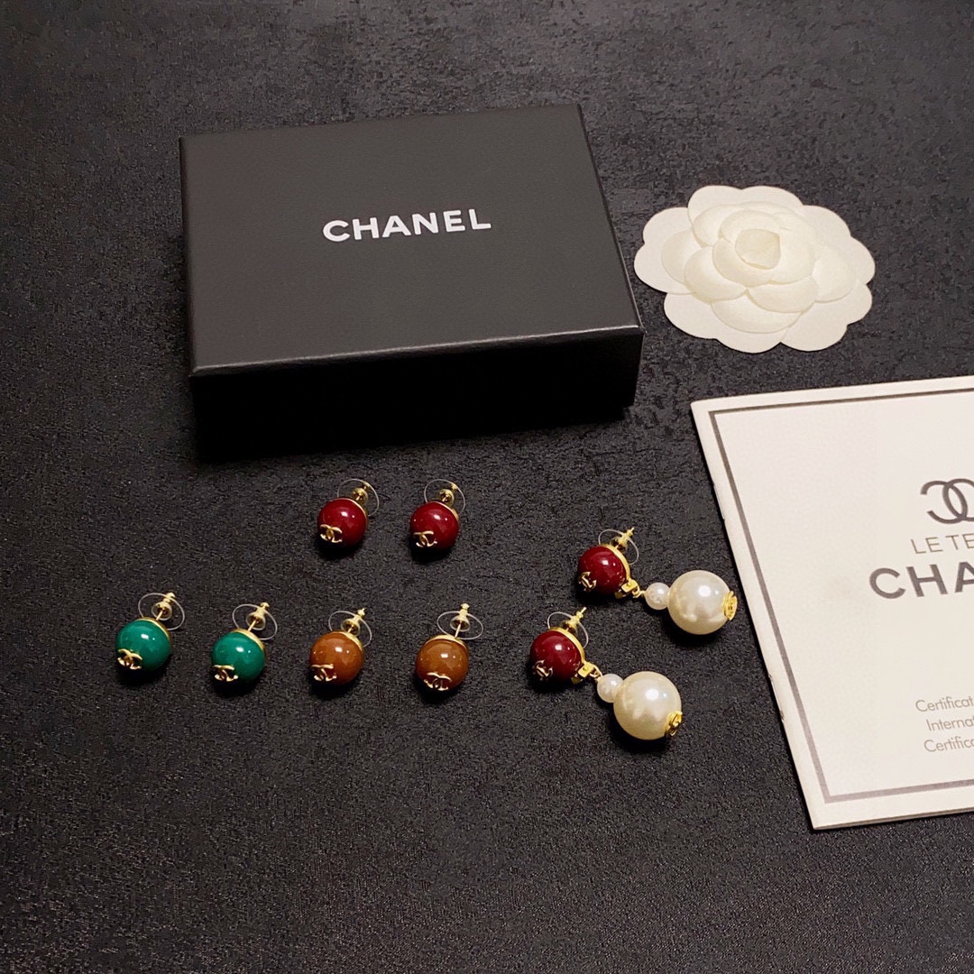 新款上市🥰Chanel 小香双C简约新年红大红珍珠小耳钉🌺这款耳环真的超级美👗看着设计简单👍但是佩戴效果好看到爆👍就连我这种小耳垂的也很ok zp上耳 8