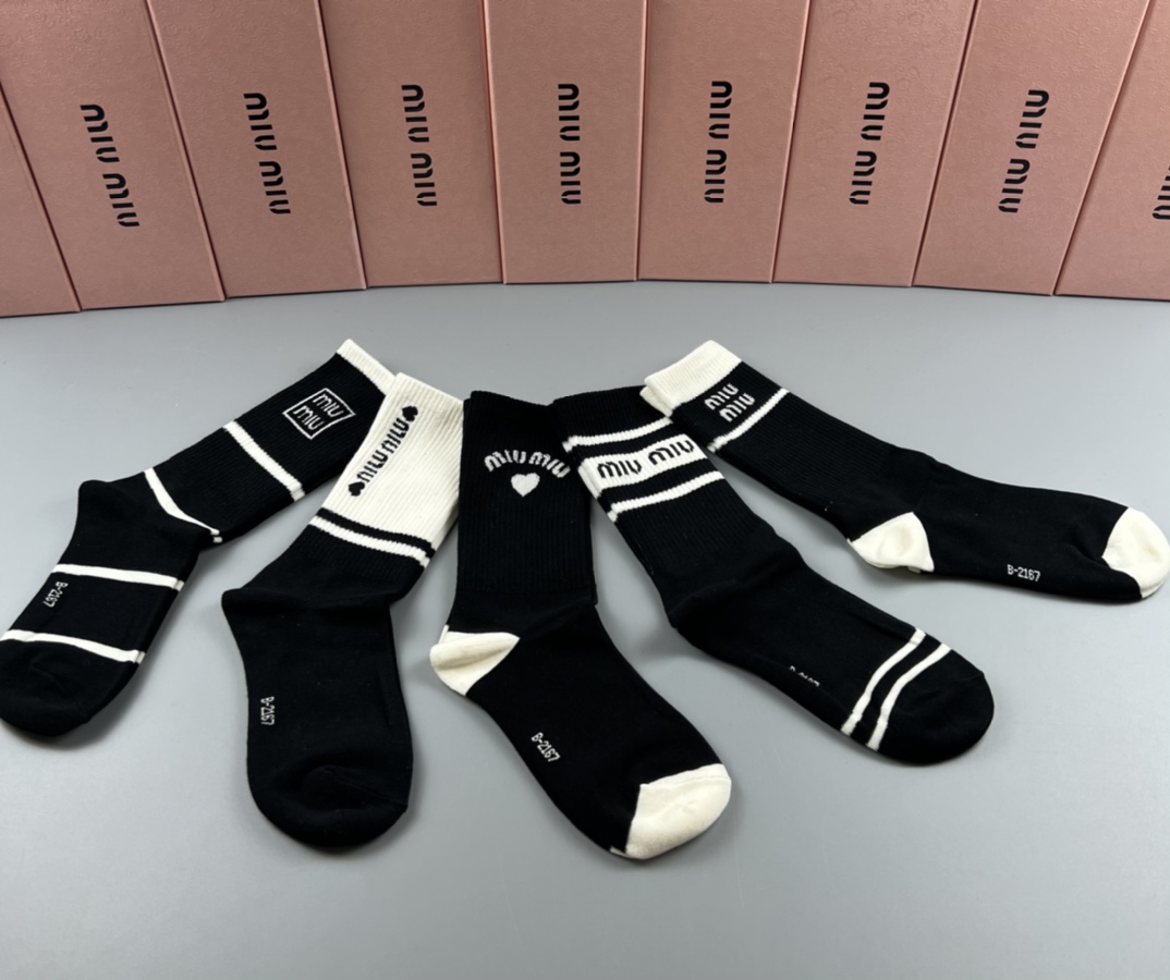 💛配专柜包装
MiuMiu（缪缪）新款中长款堆堆袜袜子！一盒五双，专柜同步筒袜袜子，💛大牌出街，潮人必备