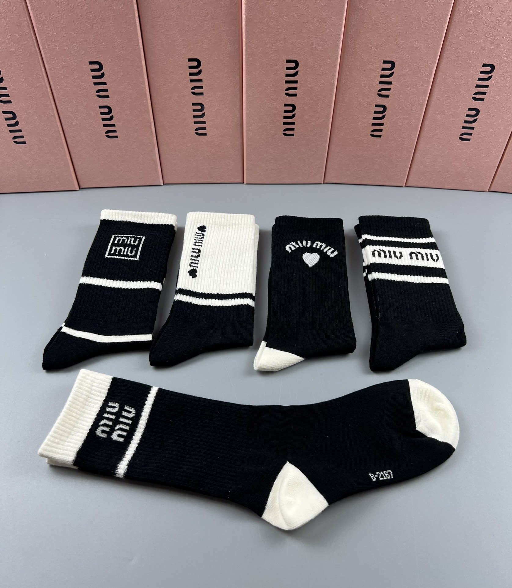 💛配专柜包装
MiuMiu（缪缪）新款中长款堆堆袜袜子！一盒五双，专柜同步筒袜袜子，💛大牌出街，潮人必备