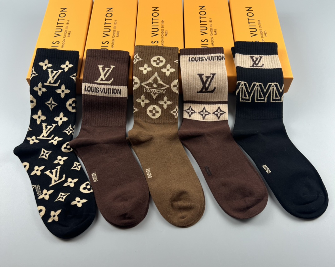 💛配专柜包装
LV（路易威登）新款中长款堆堆袜袜子！一盒五双，专柜同步筒袜袜子，大牌出街，潮人必备。超