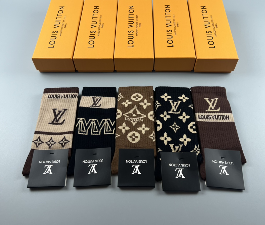  💛配专柜包装
LV（路易威登）新款中长款堆堆袜袜子！一盒五双，专柜同步筒袜袜子，大牌出街，潮人必备。超