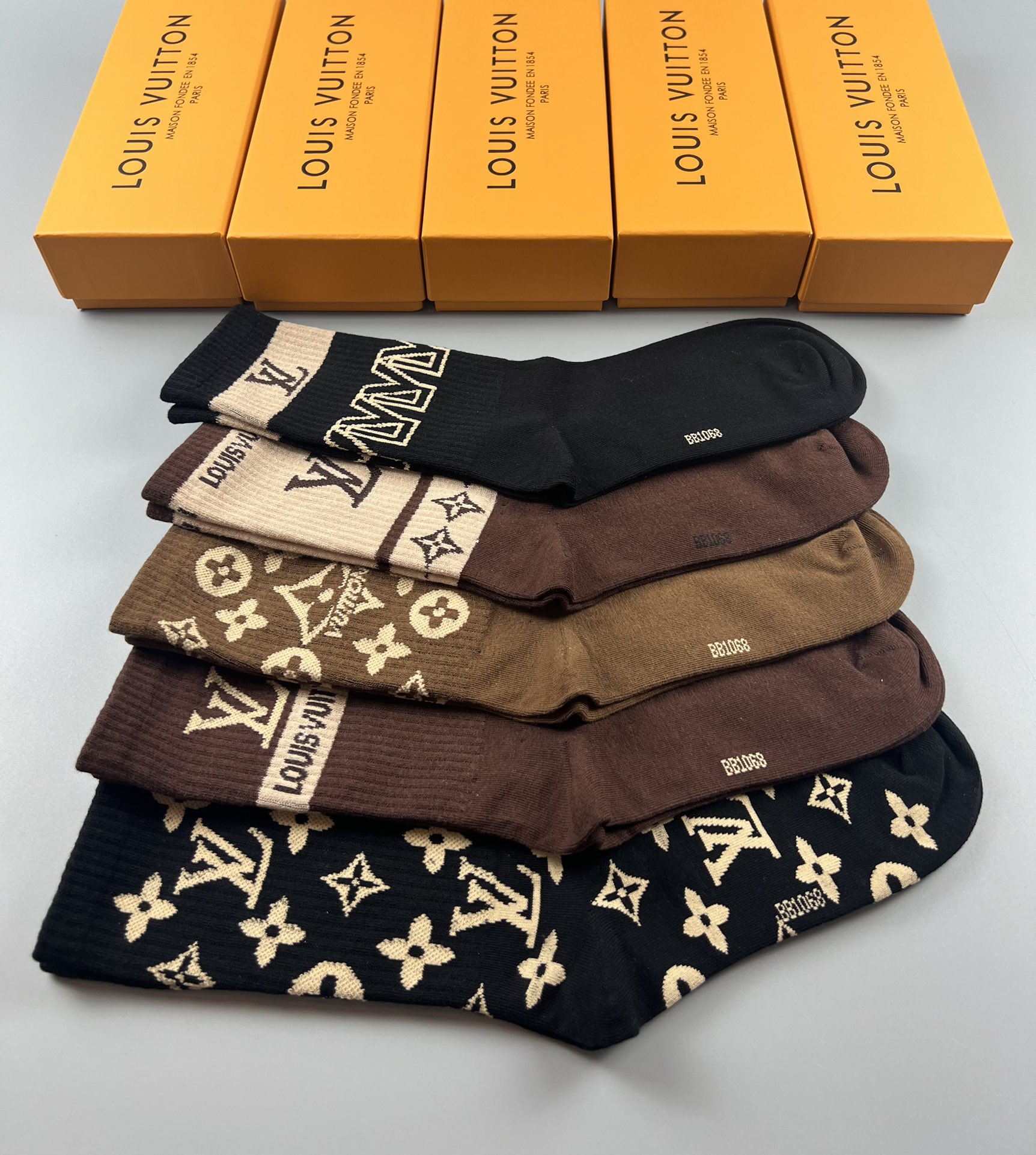  💛配专柜包装
LV（路易威登）新款中长款堆堆袜袜子！一盒五双，专柜同步筒袜袜子，大牌出街，潮人必备。超