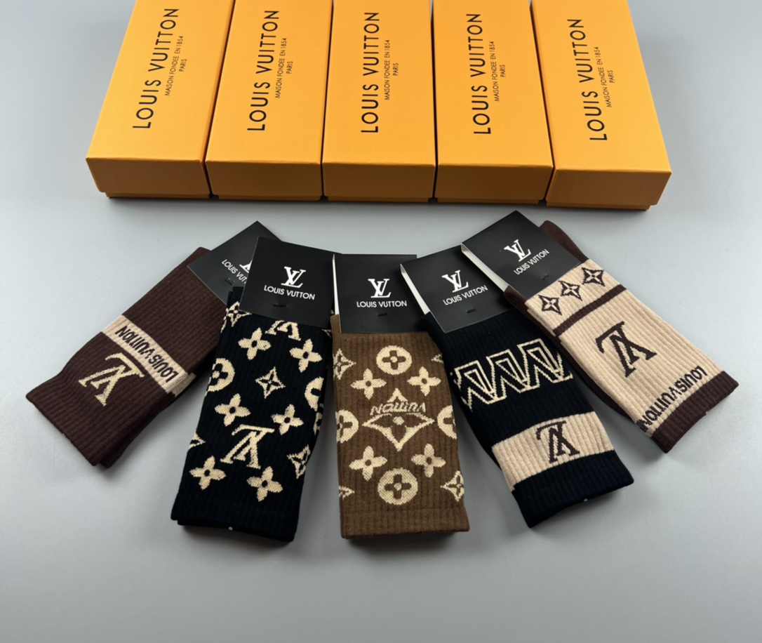  💛配专柜包装
LV（路易威登）新款中长款堆堆袜袜子！一盒五双，专柜同步筒袜袜子，大牌出街，潮人必备。超