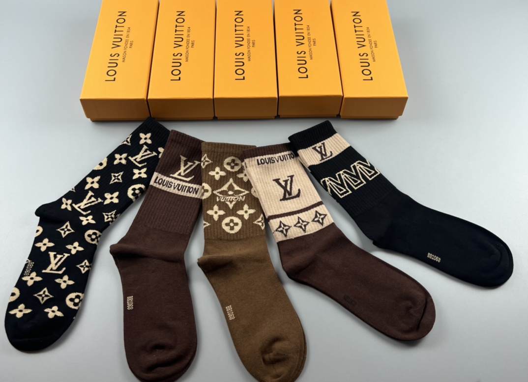  💛配专柜包装
LV（路易威登）新款中长款堆堆袜袜子！一盒五双，专柜同步筒袜袜子，大牌出街，潮人必备。超