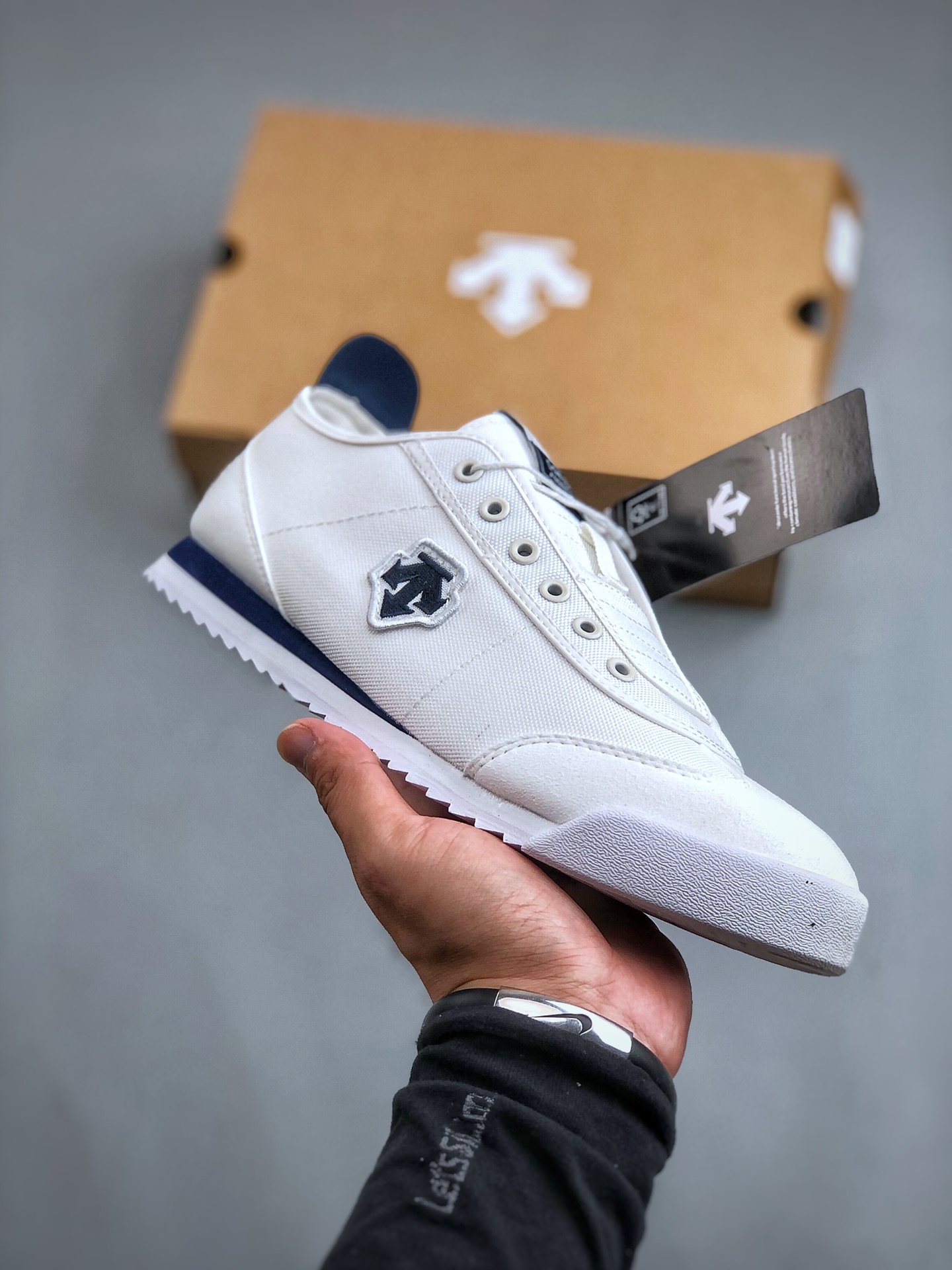 终端特价🉐️爆款福利🔥
跑量放批💰110 核心主推
原价市场160 180版本 纯原公司 
DESCENTE CHRON 公司级版本 迪桑特复古运动一脚蹬帆布鞋👏透气休闲鞋 轻松方便的一脚蹬设计 搭配轻质弹性鞋底 脚感舒适 简洁的帆布鞋面设计适用于多场景穿搭 官方货号: D4231LSN2A  尺码36-45