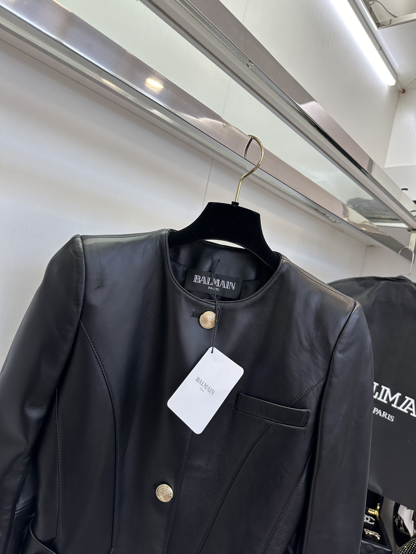 Balmain’s 24-Year-Old New Autumn/Winter Collection in Black, Almond, and Khaki. - 图片 5