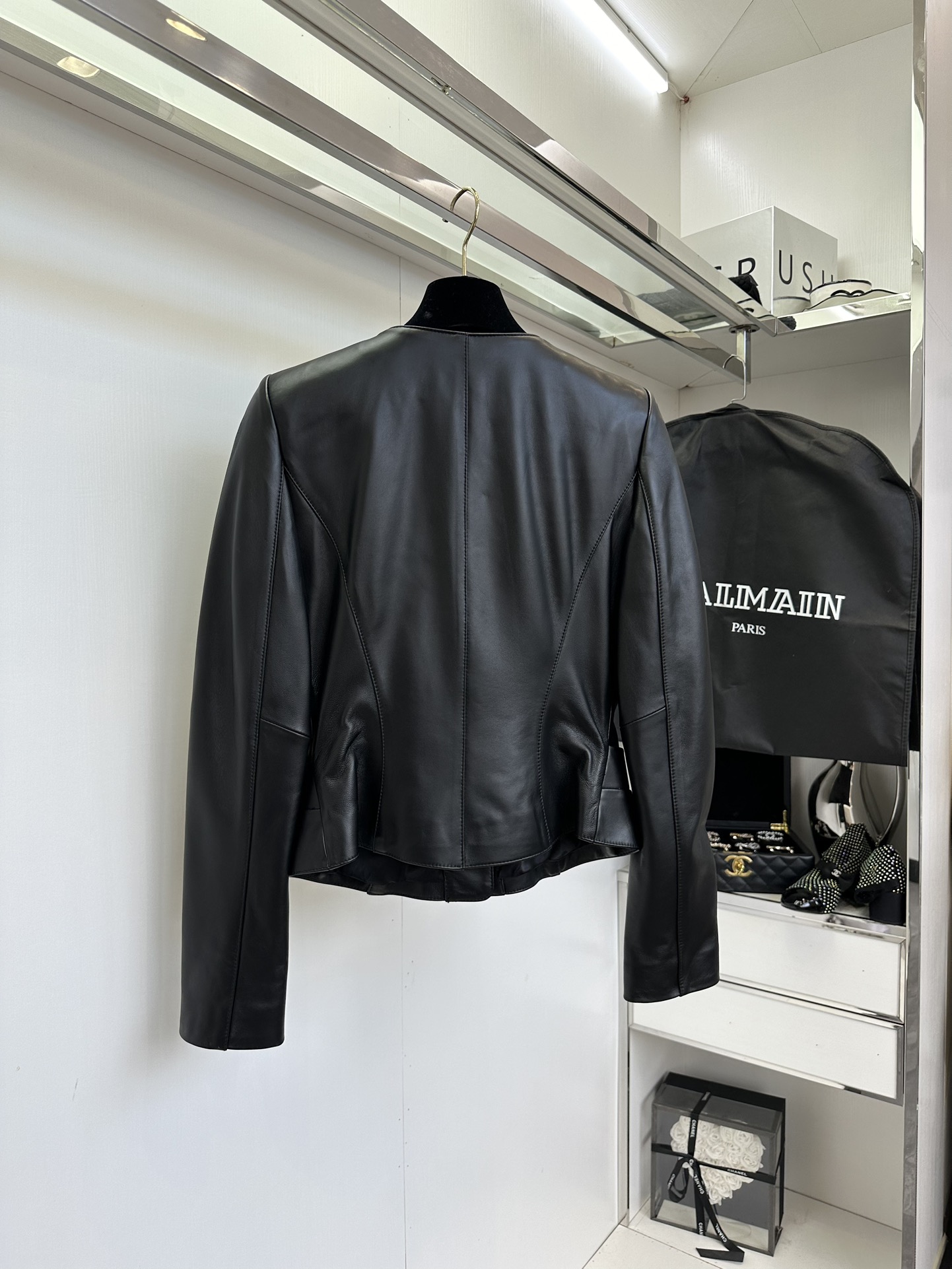 Balmain’s 24-Year-Old New Autumn/Winter Collection in Black, Almond, and Khaki. - 图片 2