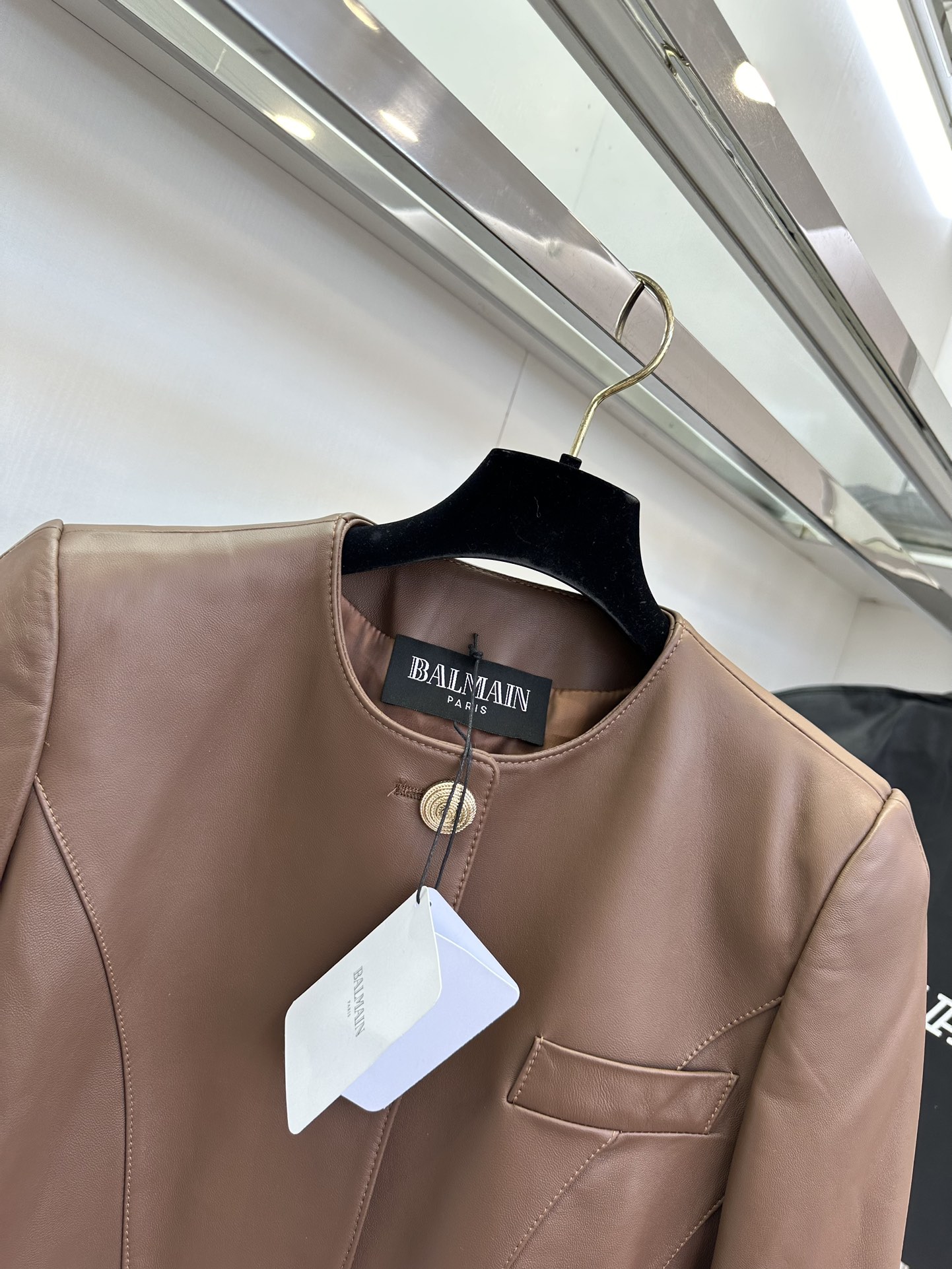 Balmain’s 24-Year-Old Tweedy Female Packaging in Black, Almond, and Khaki, Various Sizes. - 图片 4