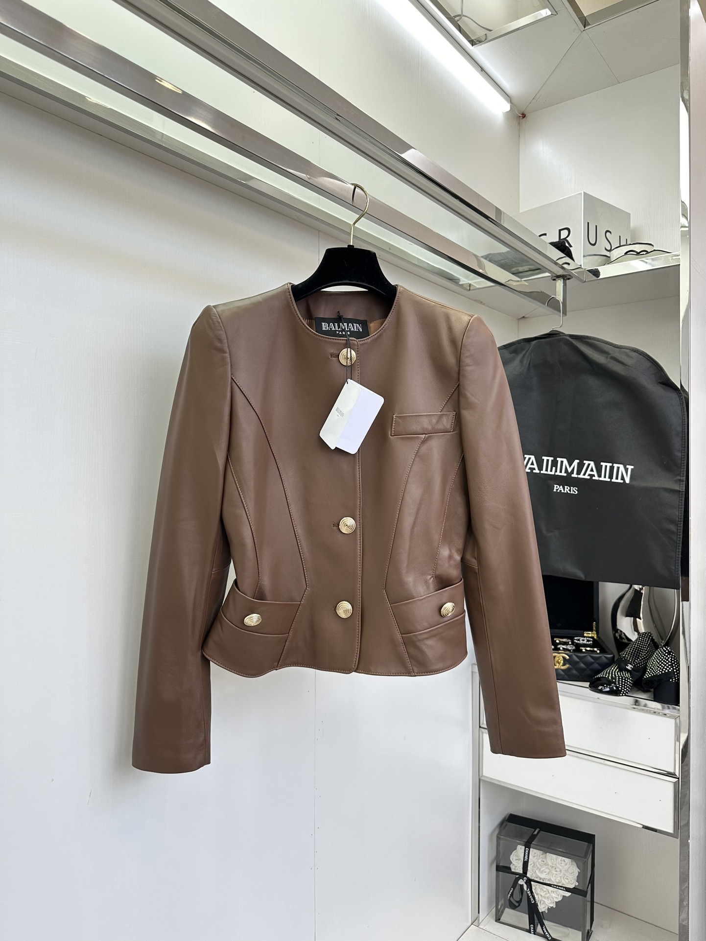 Balmain’s 24-Year-Old Tweedy Female Packaging in Black, Almond, and Khaki, Various Sizes. - 图片 1