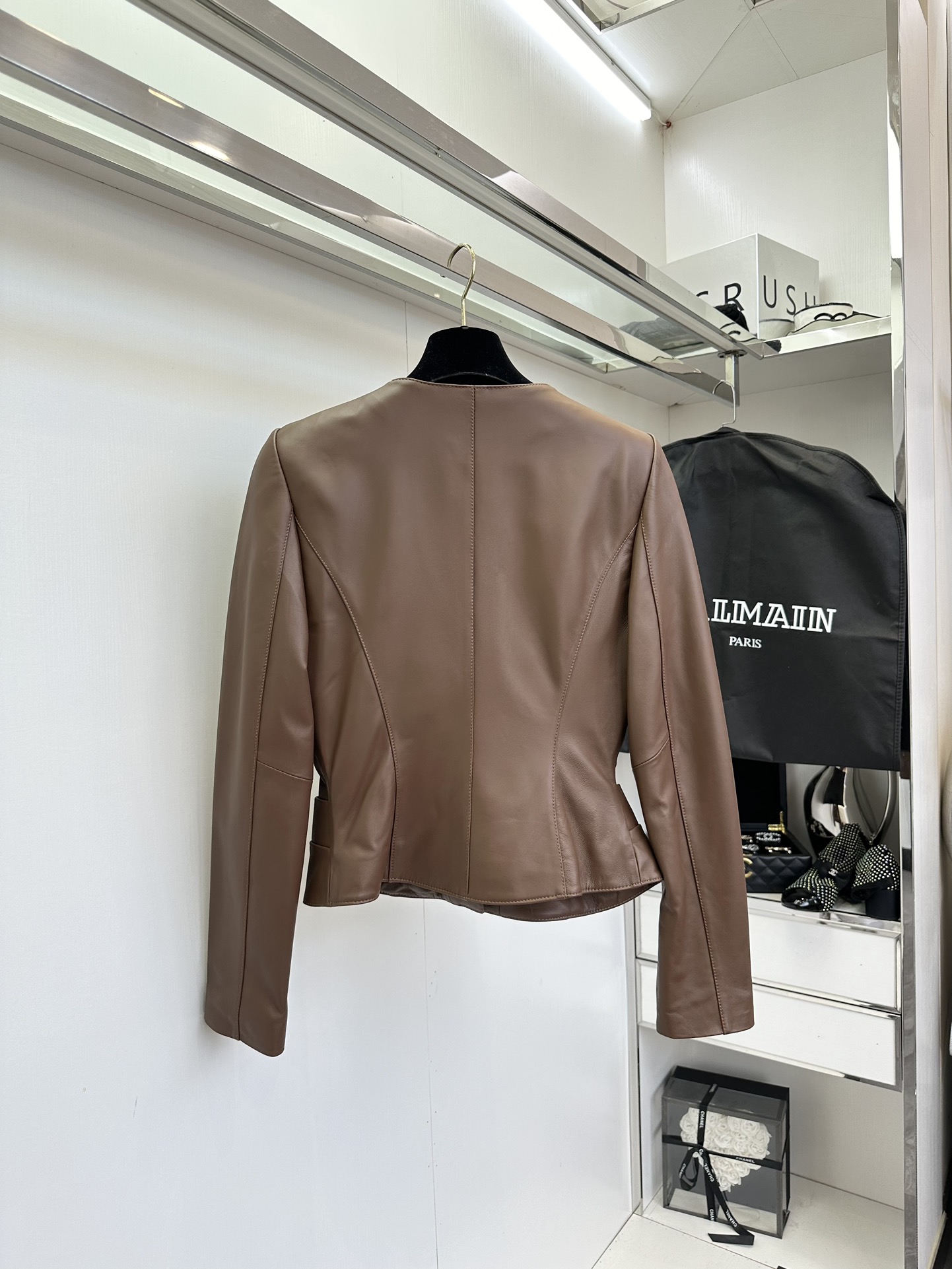 Balmain’s 24-Year-Old Tweedy Female Packaging in Black, Almond, and Khaki, Various Sizes. - 图片 2