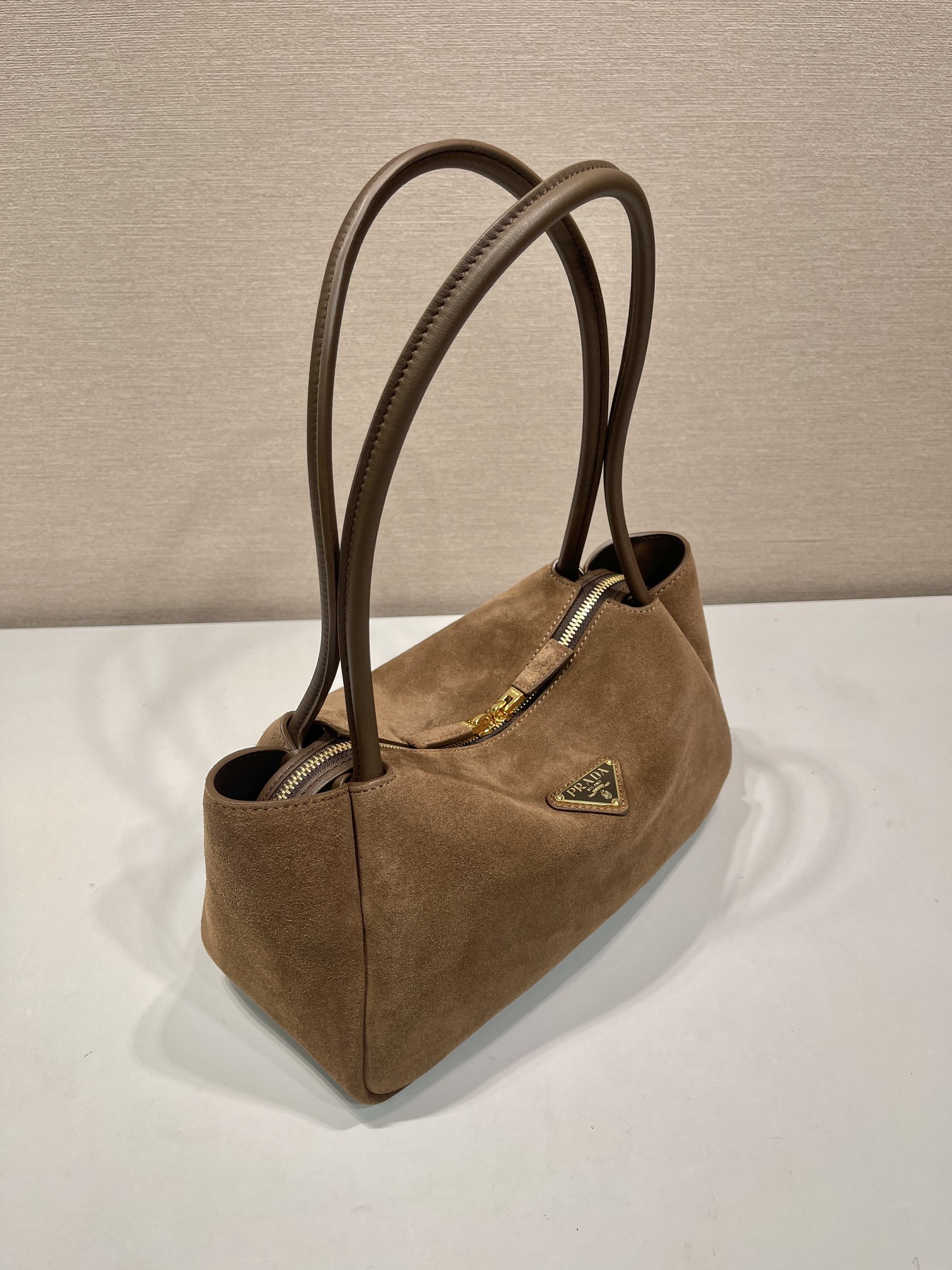 🎉新品🎉1BA444肩背款/磨砂皮🎉🎉这款肩背款采用口磨砂皮，顶级五金。又可手提又可肩背，内配2个隔层，