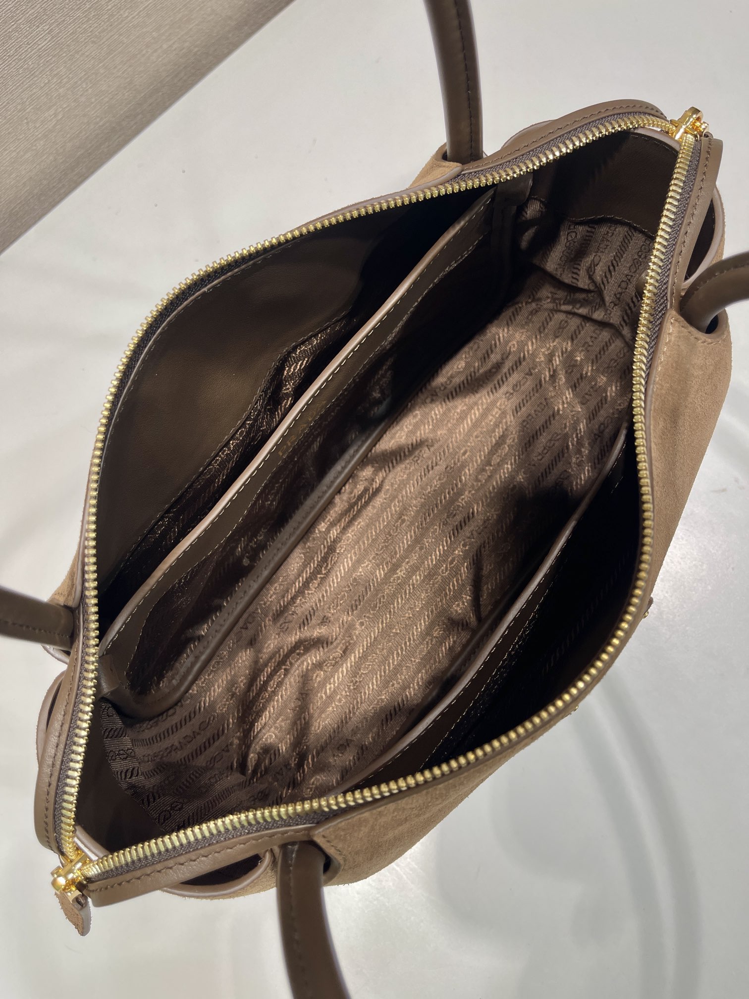 🎉新品🎉1BA444肩背款/磨砂皮🎉🎉这款肩背款采用口磨砂皮，顶级五金。又可手提又可肩背，内配2个隔层，