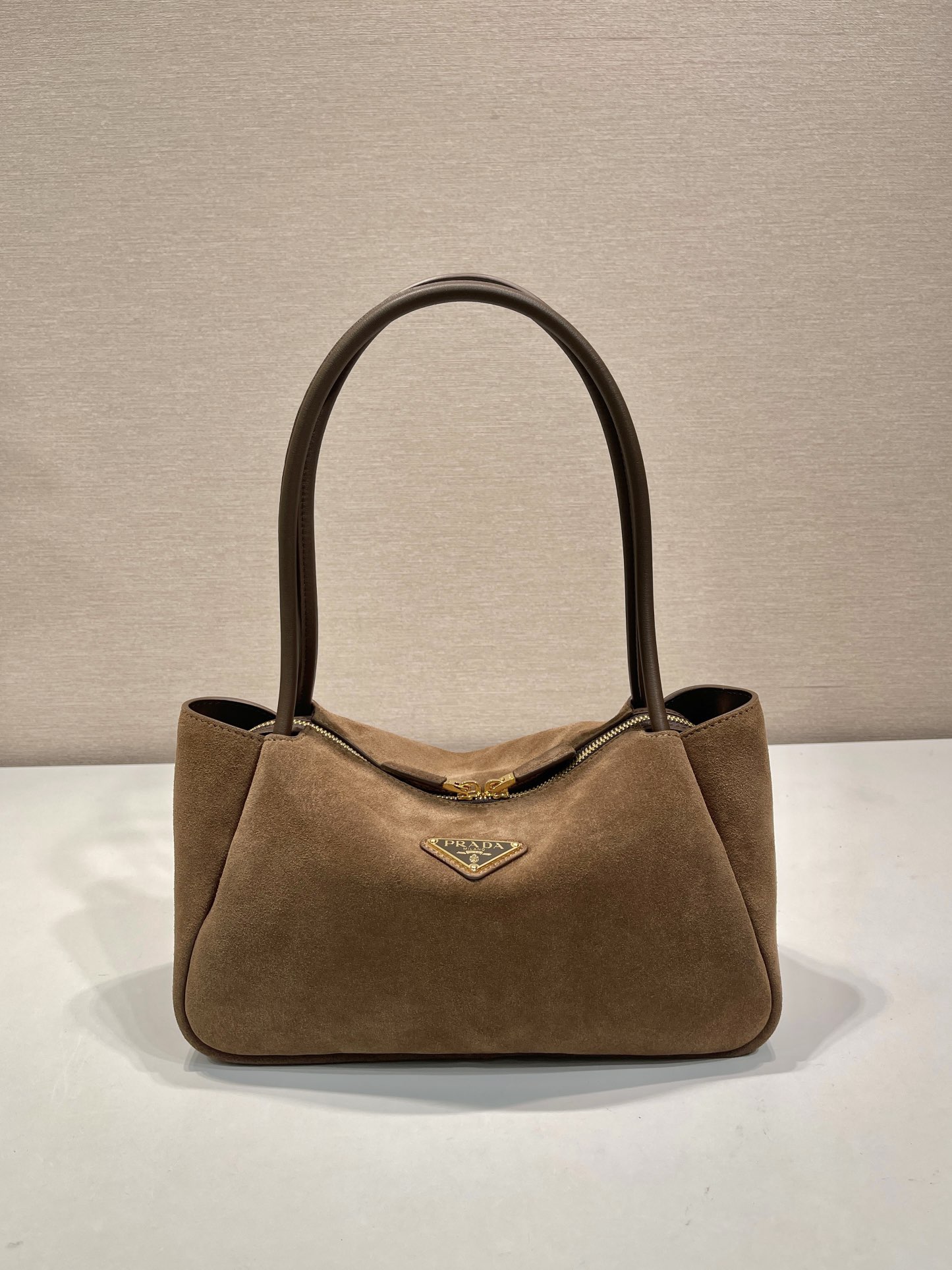 NO:204646,New product 1BA444 shoulder and back model/frosted leather This shoulder and back model uses matte leather and top-grade hardware. It can be carried and shoulder and back. It has two compartments inside. It has a large capacity and space, simple and practical, and the upper body has a beautiful effect. Babies. Get it now. Long 28x high 18x bottom 11cm, Prada, prada19860909新品1BA444肩背款/磨砂皮 这款肩背款采用口磨砂皮,顶级五金.又可手提又可肩背,内配2个隔层,容量空间大,又简约又实用,上身效果美美哒.宝宝们.赶紧入手吧 长28x高18x底11cm,普拉达,prada,Bag