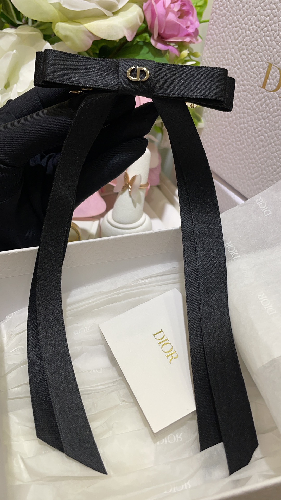 NO:631561,Hairpin 88180 Today's new purchase from yb New gold CD black double-layered ribbon bow hairpin The middle of the bow is embellished with the golden CD classic logo. The hairpin looks great when simply clipped on the back of the head. Fashionable and age-reducing. Practical and versatile for daily use. You will not regret it if you close your eyes. Exclusively purchased from yb customization, hairpins, Cardia high-end jewelry19860909发夹88180 今日新品购入yb 新款金色CD黑色双层丝带蝴蝶结发夹 蝴蝶结正中间点缀了金色CD经典logo 发夹简单夹在后脑勺都超好看 时髦又减龄 日常实用百搭 闭眼入不后悔 独家购入yb定制,,hairpins,卡迪亚高端饰品,Jewelry