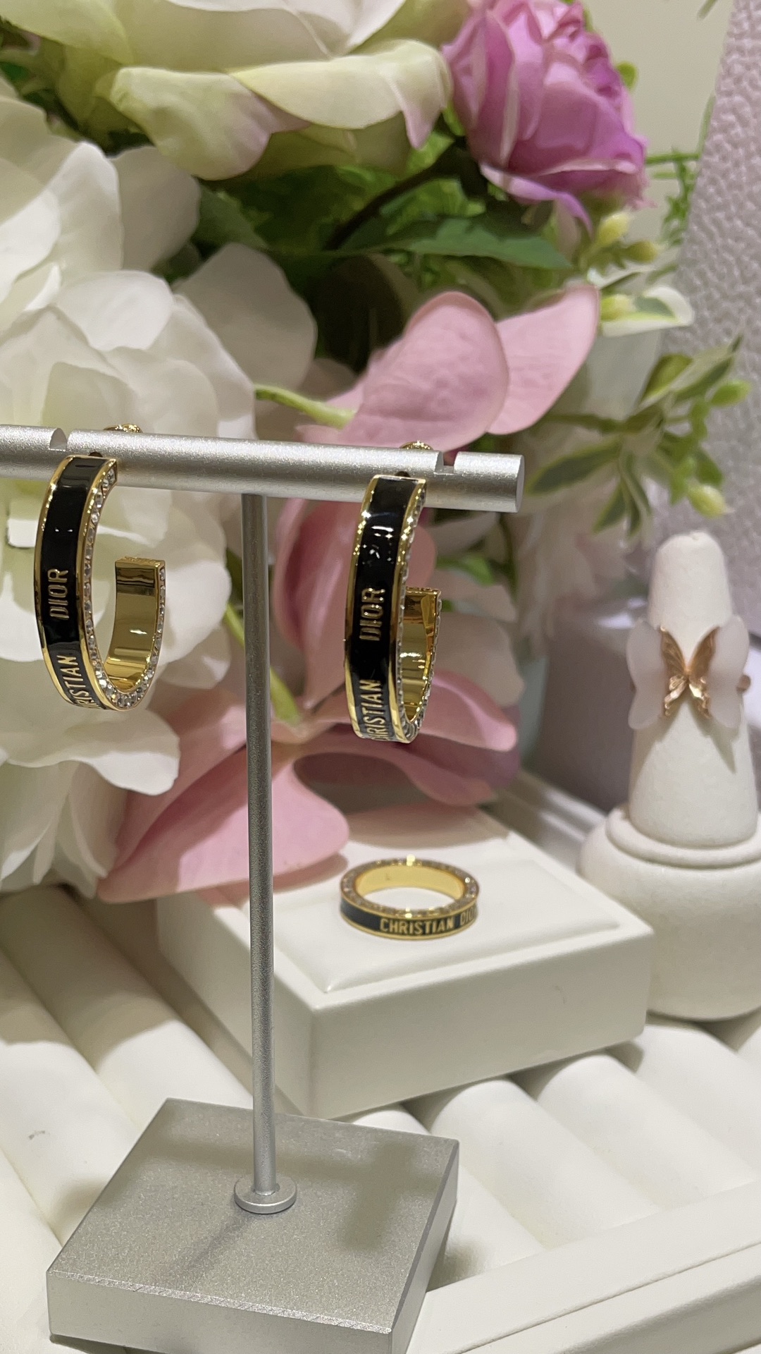 NO:647460,88220 arrived today to buy yb's new Night Code black enamel gold letter row diamond earrings. Classic large earring design. Simple and elegant, suitable for everyone. Black enamel letters on the front. Square diamond row on the side. All-round beauty details without blind spots. Exclusive purchase from yb. Customized. Brass material. Customized crystal, earrings, Cartier high-end jewelry.1986090988220今日到货购入yb 新款Night Code黑色珐琅金色字母排钻耳环 经典大耳圈设计 简单大方适合每个人 正面黑色珐琅字母 侧面镶嵌方钻排钻 全方位无死角的美貌细节 独家购入yb定制 黄铜材质 定制水晶,,earrings,卡迪亚高端饰品,Jewelry