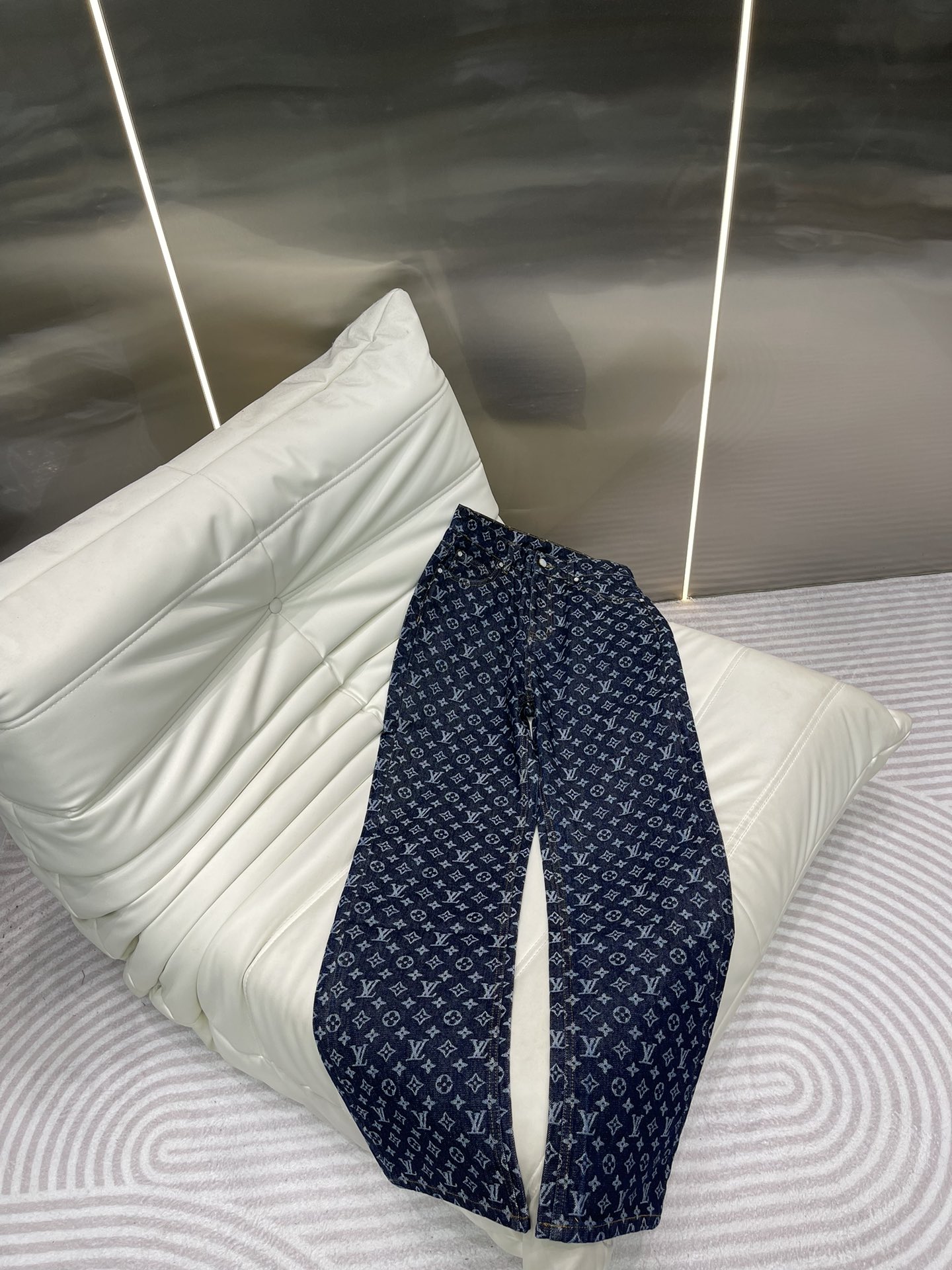 NO:314045,LouisVuitt** Louis Vuitt 25 new denim trousers heavy industry pearl buckle denim is charming, sewn in denim, full of Monoqram jacquard patterns, this model can be matched with the same series of denim jackets to create a dazzling and outstanding look. This dark blue jeans are made of contrasting Monoqram jacquards, creating a bold signature effect. This versatile cross-seasonal work brings a graphic feel to everyday outfits!  Size SML, louis vuitton,louis vuitton,jeans,jackets & coats,alexander wang19860909LouisVuitt** 路易*登25新品牛仔长裤重工珍珠扣牛仔闪烁迷人,采用牛仔布缝制,满印Monoqram提花图案,这款可配搭同系列牛仔外套,缔造夺目出众的造型.这件深色的蔚蓝牛仔裤是用对比的Monoqram提花制作的,创造了一个大胆的签名效果.这款百搭的跨季节作品为日常装扮带来一种图形感！ 尺码SML,,louis vuitton,louis vuitton,jeans,jackets & coats,alexander wang,Women's clothing