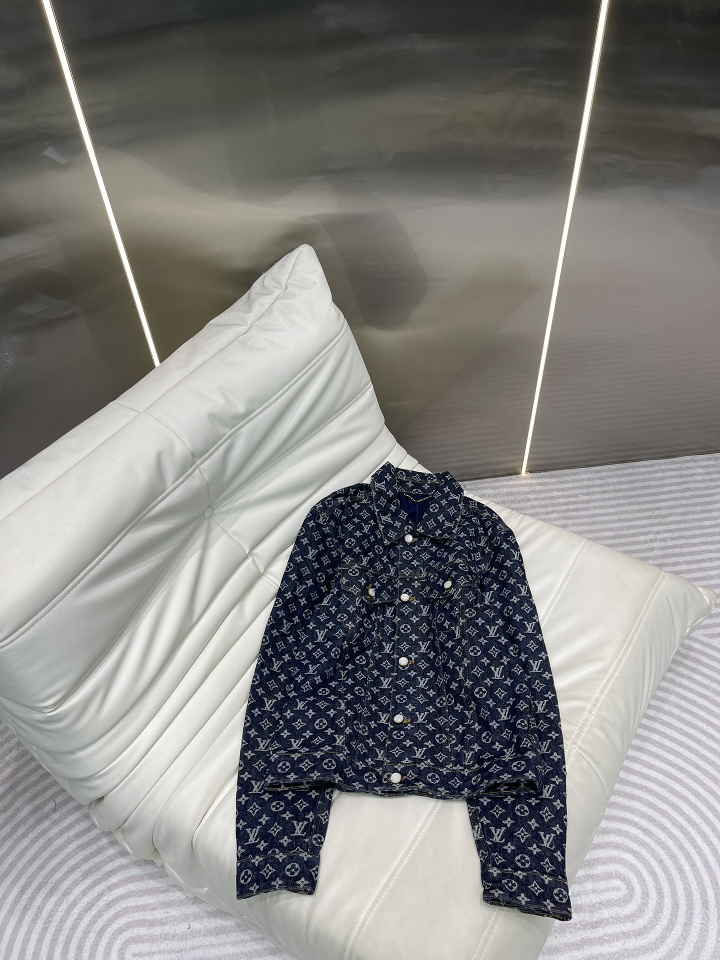 NO:314043,LouisVuitt** Louis Vuitt 25 new denim jacket Heavy industry pearl buckle denim is charming, sewn in denim, full of Monoqram jacquard patterns, this model can be matched with the same series of jean trousers to create a dazzling and outstanding look. This dark blue denim jacket is made of contrasting Monoqram jacquard, creating a bold signature effect. The pockets and cuffs can lend complex playboy twists, and this versatile cross-seasonal work brings a graphic feel to everyday outfits!  Same sizes for men and women Size 46, 48, 50, 52, louis vuitton,louis vuitton,jackets & coats,jackets & coats,alexander wang19860909LouisVuitt** 路易*登25新品牛仔外套重工珍珠扣牛仔闪烁迷人,采用牛仔布缝制,满印Monoqram提花图案,这款可配搭同系列牛仔长裤,缔造夺目出众的造型.这件深色的蔚蓝牛仔夹克是用对比的Monoqram提花制作的,创造了一个大胆的签名效果.口袋和袖口可以借出复杂的花公子扭曲,这款百搭的跨季节作品为日常装扮带来一种图形感！男女同款 尺码46、48、50、52,,louis vuitton,louis vuitton,jackets & coats,jackets & coats,alexander wang,Women's clothing