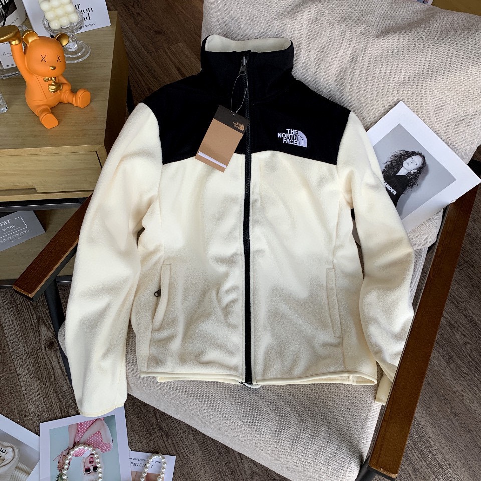 批100
The NorthFace北面  顶级摇粒绒拼接内胆外套
【跟 1986，1990，1994冲锋衣二合一，完美相结合】
TheNorthFace北面抓绒衣春秋冬新款户外运动摇粒绒内胆外套 跟1990，1986，1994冲锋衣完美融合内胆，可外穿功能型保暖运动跑步抓绒外套！双面抓绒，上身贼舒服，中等厚度男士内搭打底良品！好货不多，速度备起来啦！