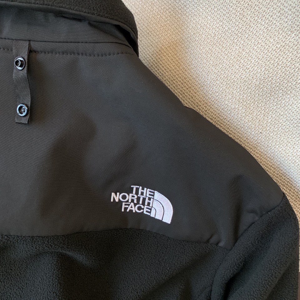 批100
The NorthFace北面  顶级拼接摇粒绒内胆外套
【跟 1986，1990，1994冲锋衣二合一，完美相结合】
TheNorthFace北面抓绒衣春秋冬新款户外运动摇粒绒内胆外套 跟1990，1986，1994冲锋衣完美融合内胆，可外穿功能型保暖运动跑步抓绒外套！双面抓绒，上身贼舒服，中等厚度男士内搭打底良品！好货不多，速度备起来啦！