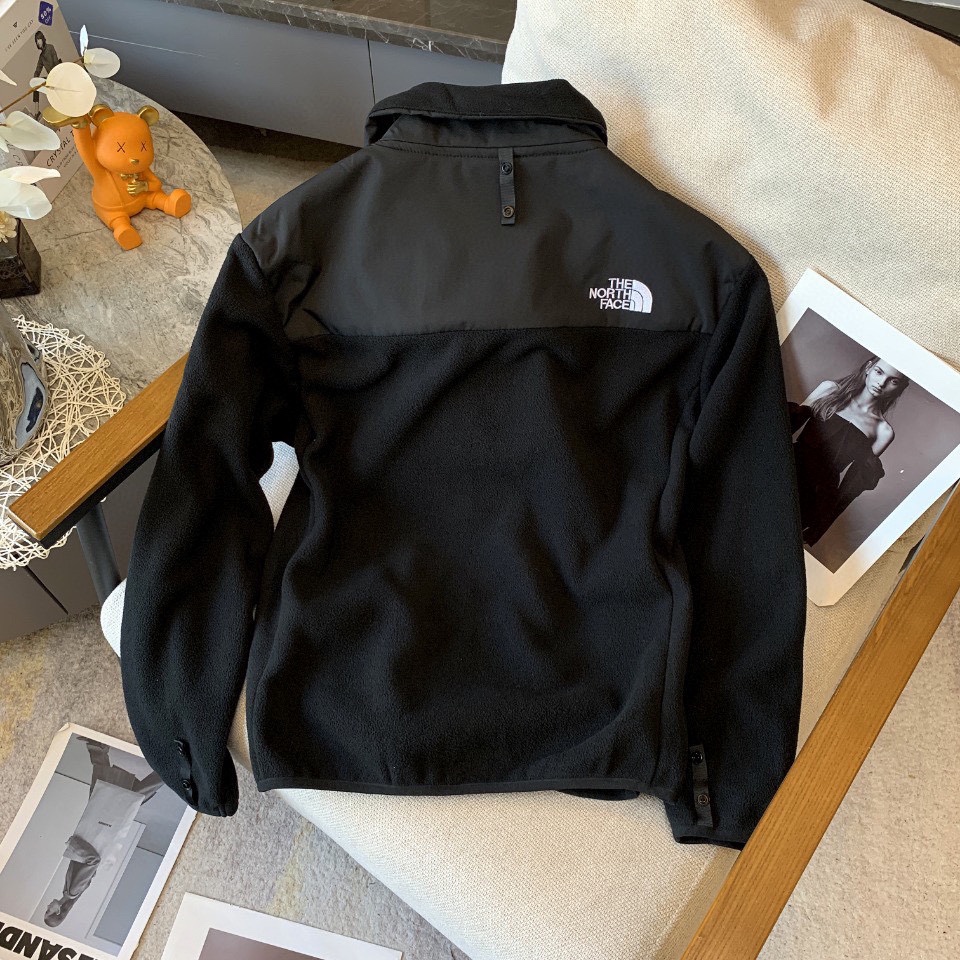 批100
The NorthFace北面  顶级拼接摇粒绒内胆外套
【跟 1986，1990，1994冲锋衣二合一，完美相结合】
TheNorthFace北面抓绒衣春秋冬新款户外运动摇粒绒内胆外套 跟1990，1986，1994冲锋衣完美融合内胆，可外穿功能型保暖运动跑步抓绒外套！双面抓绒，上身贼舒服，中等厚度男士内搭打底良品！好货不多，速度备起来啦！