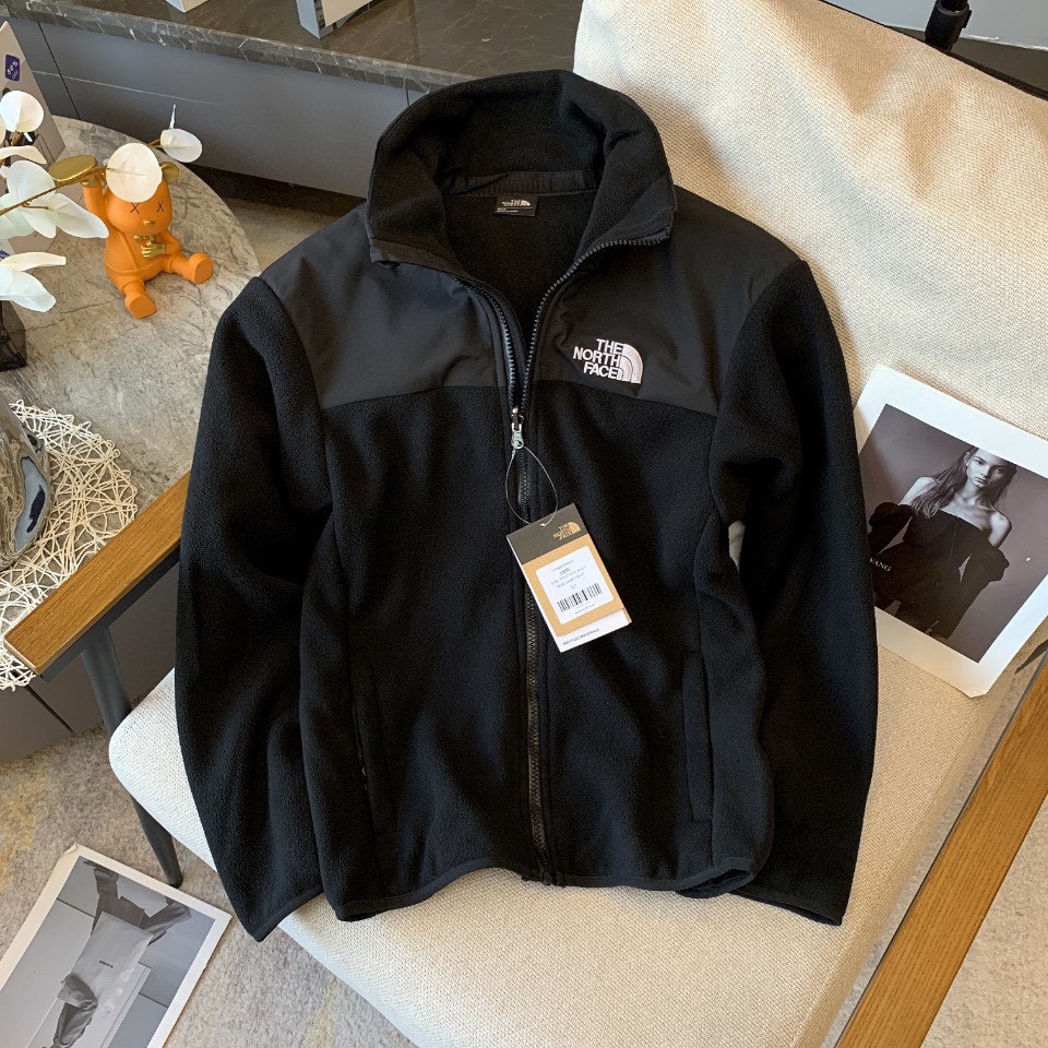 批100
The NorthFace北面  顶级拼接摇粒绒内胆外套
【跟 1986，1990，1994冲锋衣二合一，完美相结合】
TheNorthFace北面抓绒衣春秋冬新款户外运动摇粒绒内胆外套 跟1990，1986，1994冲锋衣完美融合内胆，可外穿功能型保暖运动跑步抓绒外套！双面抓绒，上身贼舒服，中等厚度男士内搭打底良品！好货不多，速度备起来啦！