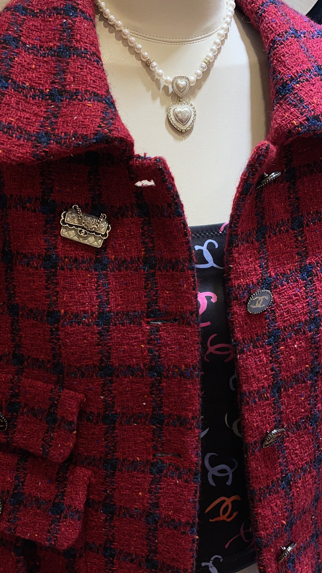 NO:677944,88200,Today’s new product is super cute!  Must buy 24B new off-white rhombus pattern CF bag black enamel letter chain brooch White fine glitter rhombus pattern bag black enamel lace It's so cute that the design is super exquisite The combination of the small chain handle is also amazing Close your eyes and watch it Z version custom brass material, brooch, breastpin, Cardia high-end jewelry1986090988200,今日新品超可爱！必买 24B新款灰白色菱格纹CF包包黑色珐琅字母链条胸针 白色细闪菱格纹包包黑色珐琅花边 简直可爱到不行设计感超级精致 小链条手柄的搭配也很绝 闭眼入了 z版定制黄铜材质,,brooch，breastpin,卡迪亚高端饰品,Jewelry