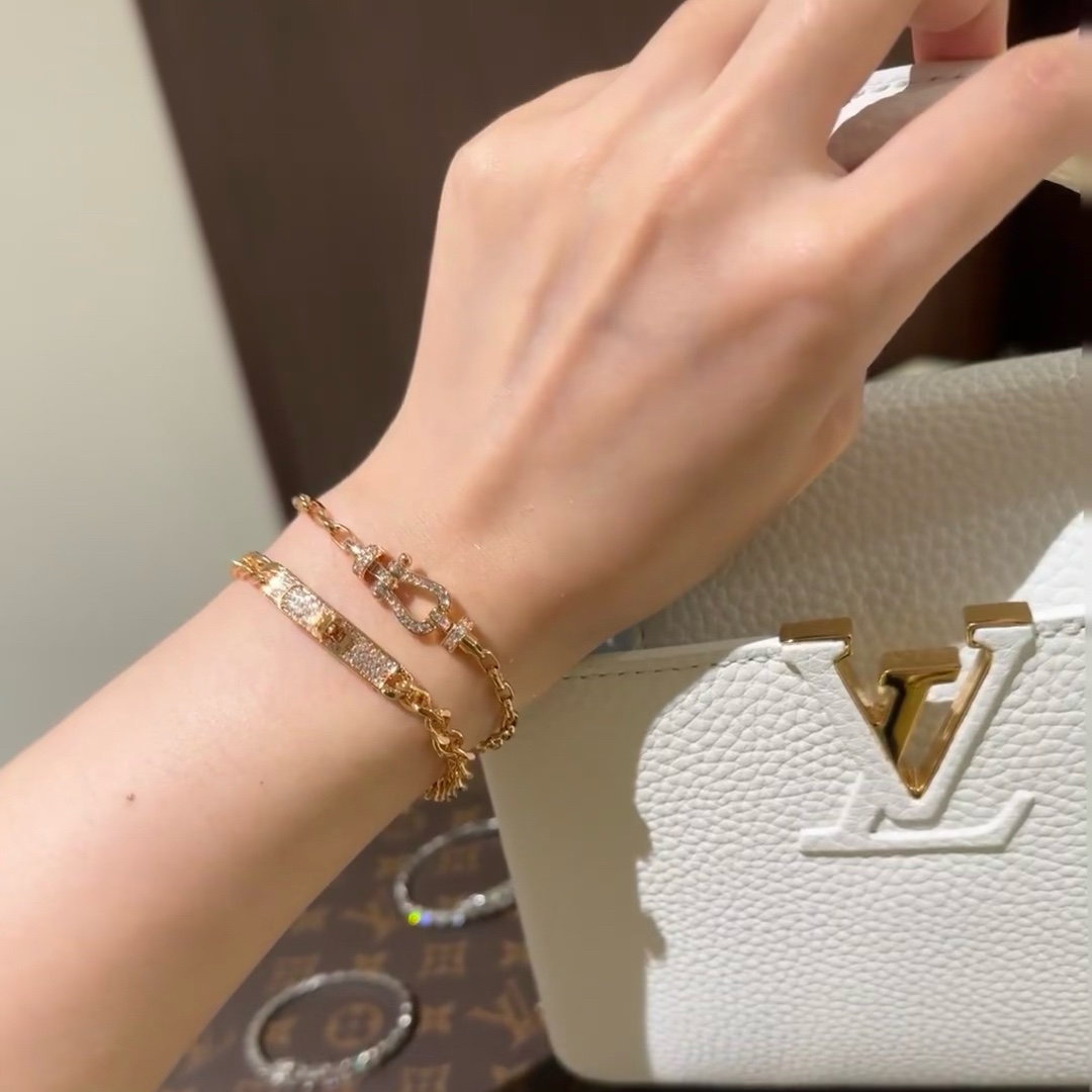 NO:107443,New product releases are popular. Fred Fred full diamond, half diamond, and diamond-free horseshoe buckle neutral high-quality thin small bracelet bracelet!  The big brand of red leather ropes in the year of the zodiac, fashionable and exquisite FORCE series bracelets high-end customization~Asia gold micro electroplating 18k gold craftsmanship, Seiko horseshoe buckle bracelet!  The effect of getting started is very versatile. Internet celebrity experts. A must-have item for fashion. The couples of men and women have two sizes: 17cm and 19cm. Elegant accessories, bracelet, bracelet19860909新品发布火爆费雷德 Fred斐登满钻、半钻、无钻马蹄扣中性款高品质细款小号手链手镯！本命年红皮绳大牌 时尚 精致FORCE 系列手链高端定制～亚金微电镀18k金工艺 精工马蹄扣头手镯！上手效果非常百搭 网红达人 时尚一族必备单品 男女情侣款两个码数17cm和19cm,饰品精品,bracelet,bracelet,Jewelry